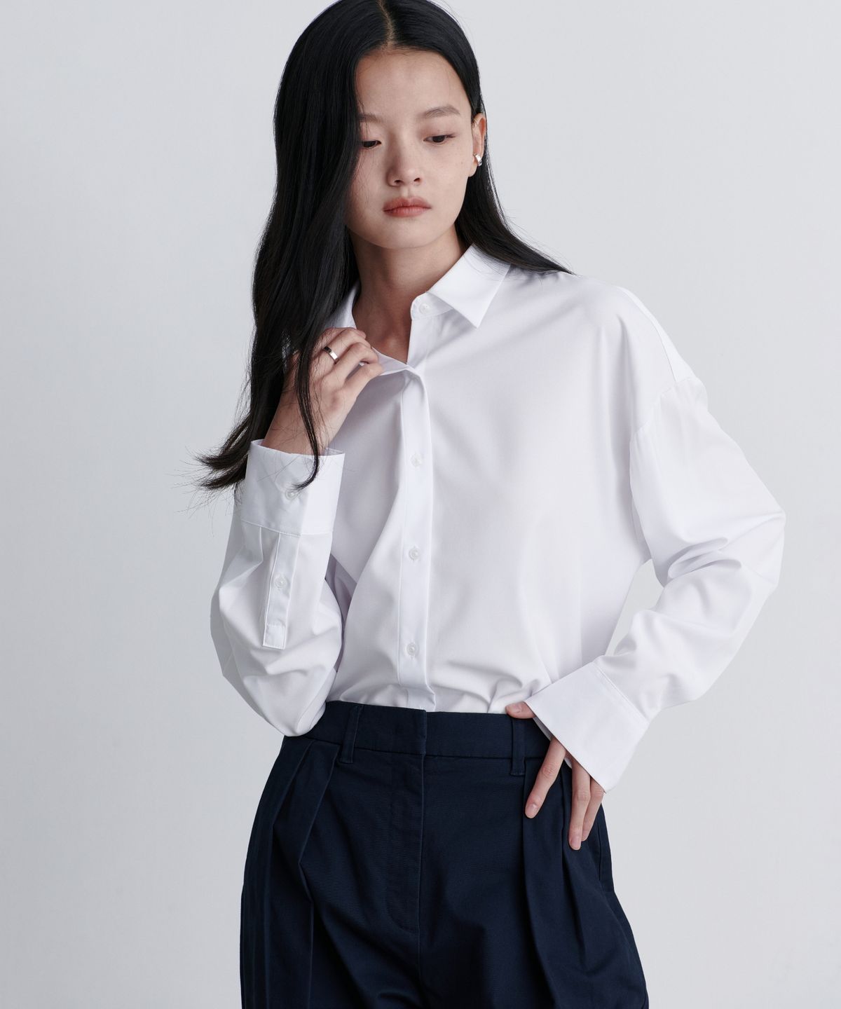 무신사 스탠다드 우먼(MUSINSA STANDARD WOMAN) 우먼즈 오버사이즈 실키 셔츠 [화이트]