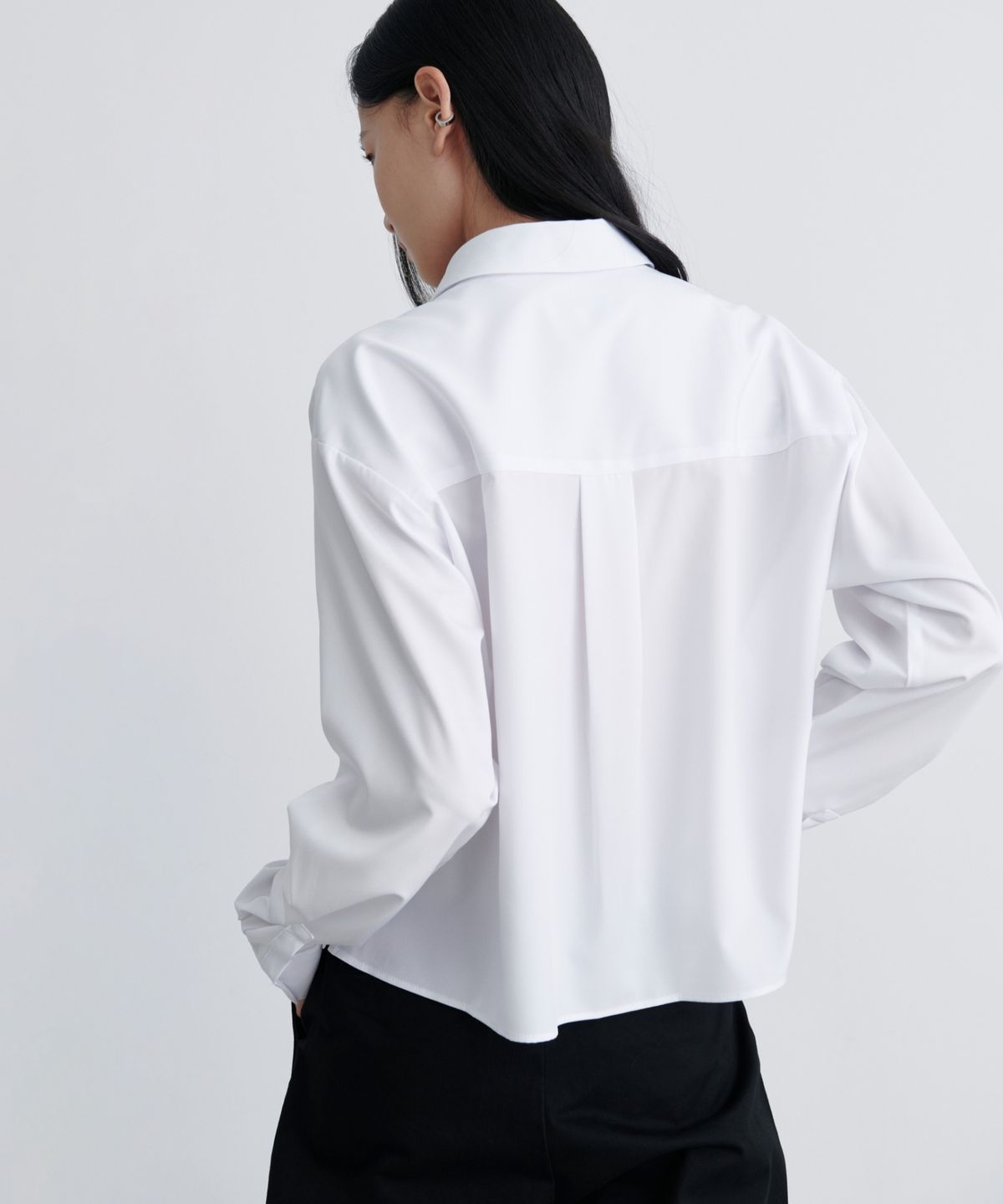 무신사 스탠다드 우먼(MUSINSA STANDARD WOMAN) 우먼즈 릴렉스드 크롭 실키 셔츠 [화이트]