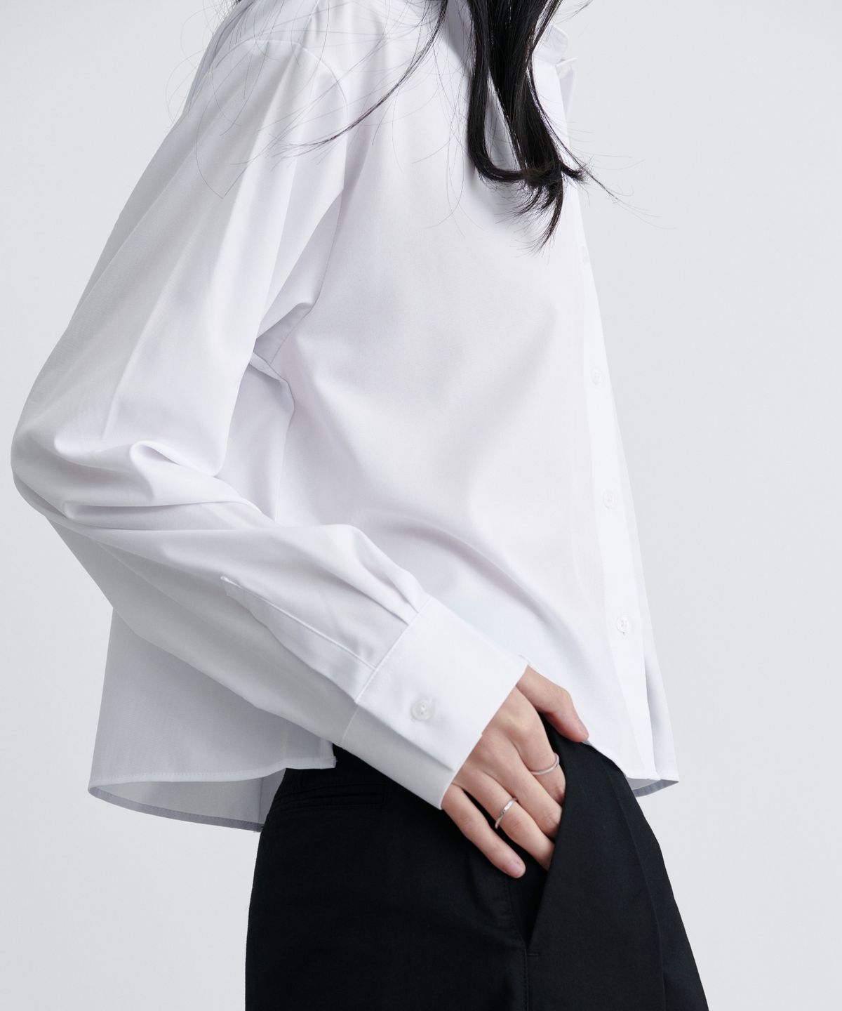 무신사 스탠다드 우먼(MUSINSA STANDARD WOMAN) 우먼즈 릴렉스드 크롭 실키 셔츠 [화이트]