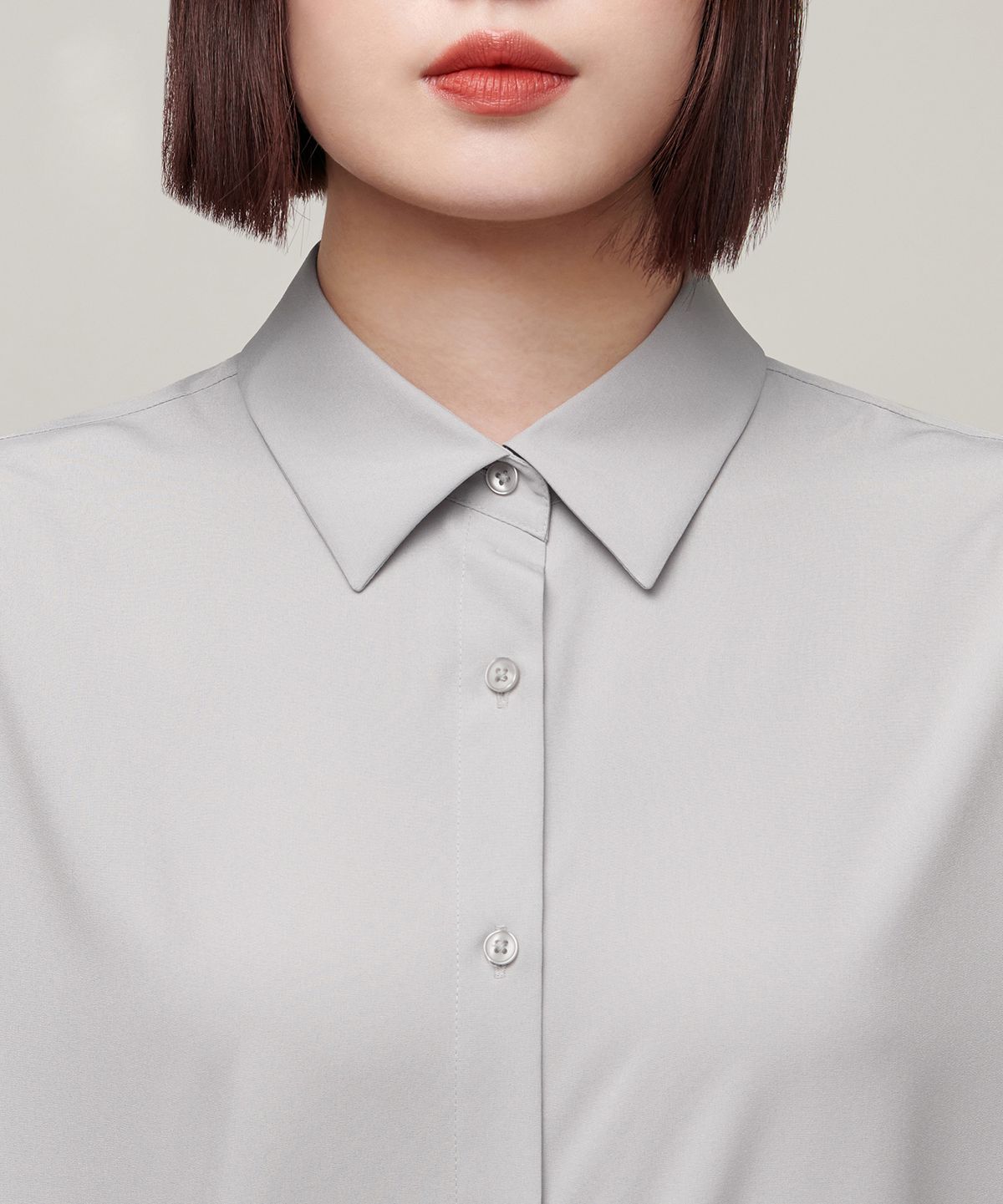 무신사 스탠다드 우먼(MUSINSA STANDARD WOMAN) 우먼즈 릴렉스드 크롭 실키 셔츠 [라이트 그레이]