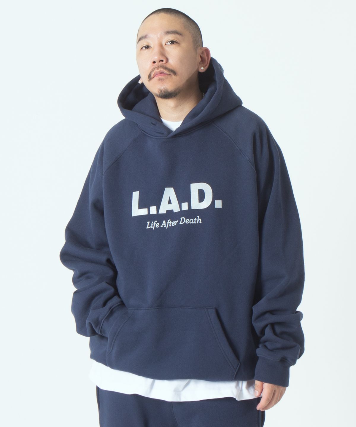 라드(LAD) LADH301 OG로고 기모 후드티 - 네이비