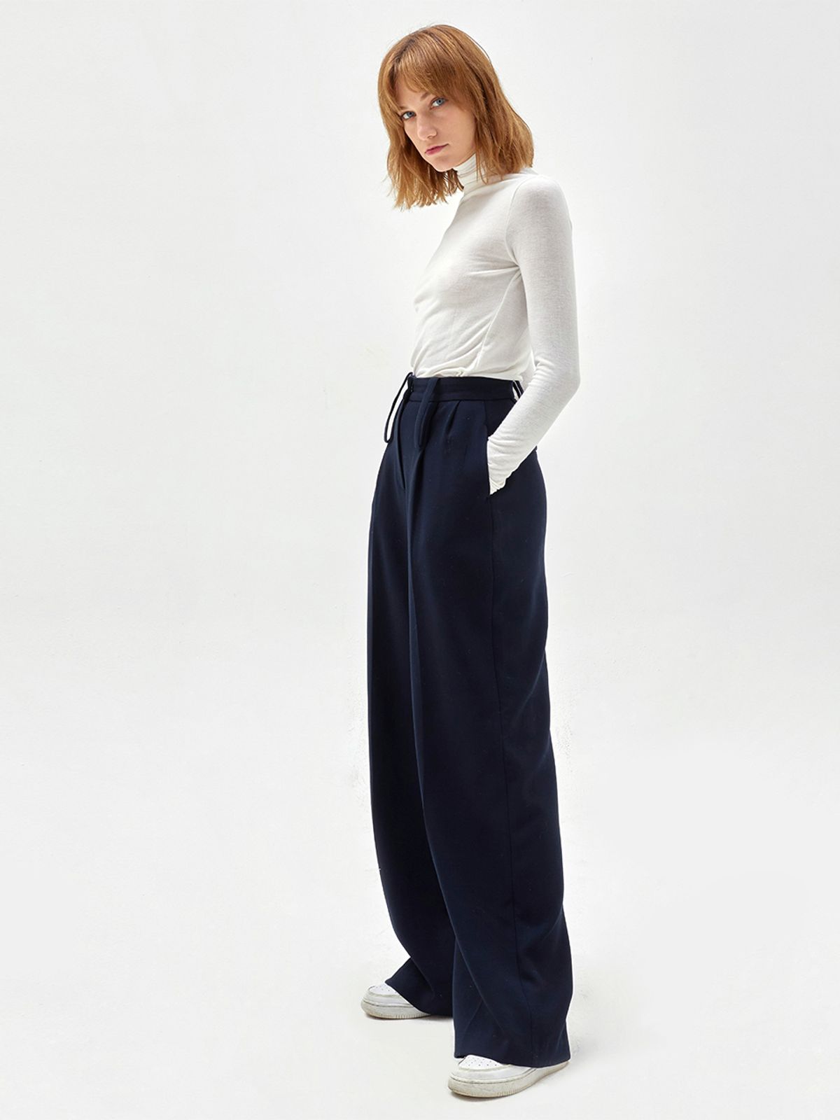 해브레스(HAVELESS) BELTED POINTED WIDE-LEG TROUSERS NAVY