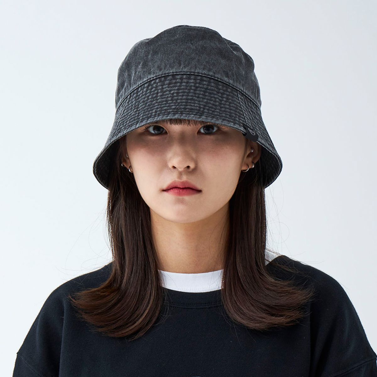 어퍼스트로피 콤마(APOSTROPHE COMMA) 포인트라벨 워싱 헤링본 버킷햇 (워시드블랙)