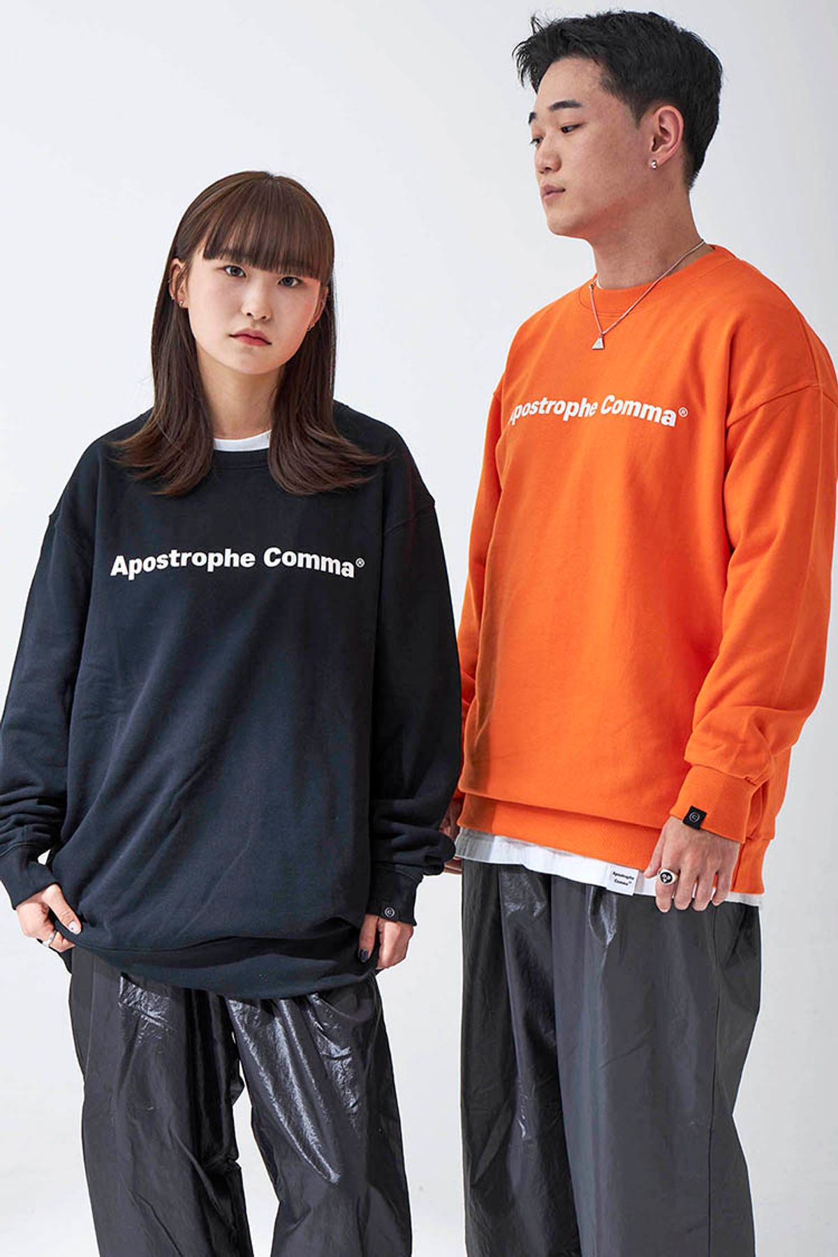 어퍼스트로피 콤마(APOSTROPHE COMMA) 베이직 풀 네임 로고 스웨트셔츠 (블랙/화이트)