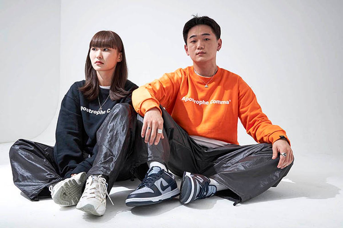 어퍼스트로피 콤마(APOSTROPHE COMMA) 베이직 풀 네임 로고 스웨트셔츠 (블랙/화이트)