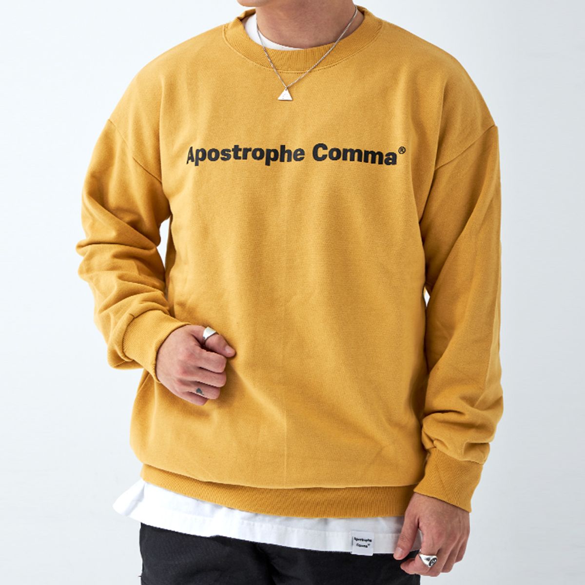 어퍼스트로피 콤마(APOSTROPHE COMMA) 베이직 풀 네임 로고 스웨트셔츠 (옐로우/블랙)
