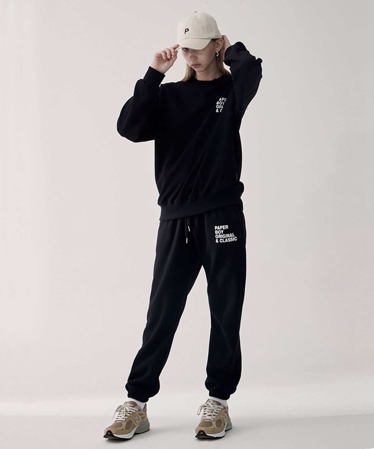 페이퍼보이(PAPERBOY) [세트] 클래식 스웨트셔츠&스웨트팬츠 셋업-블랙