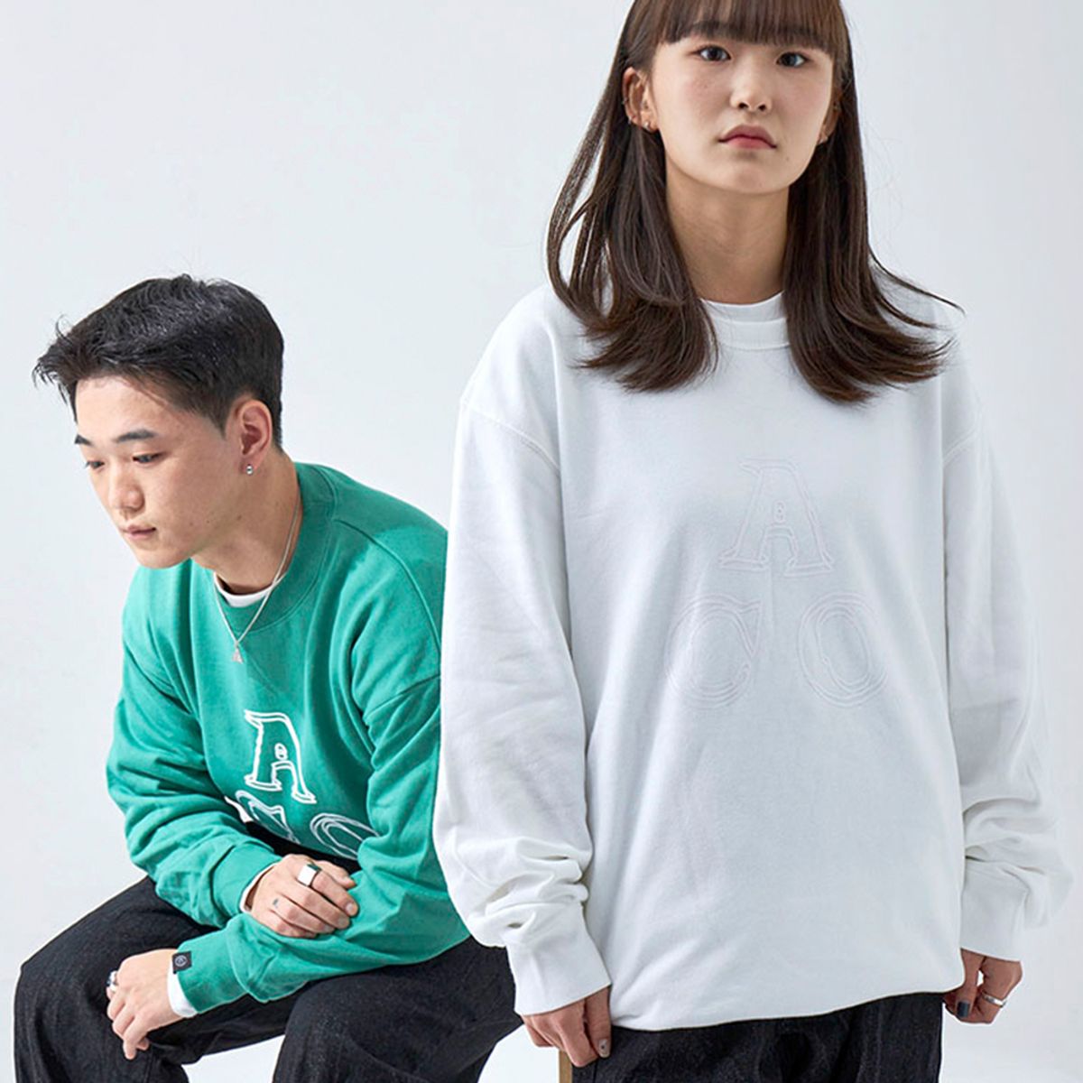 어퍼스트로피 콤마(APOSTROPHE COMMA) ACO 로고 스웨트셔츠 (화이트/화이트)