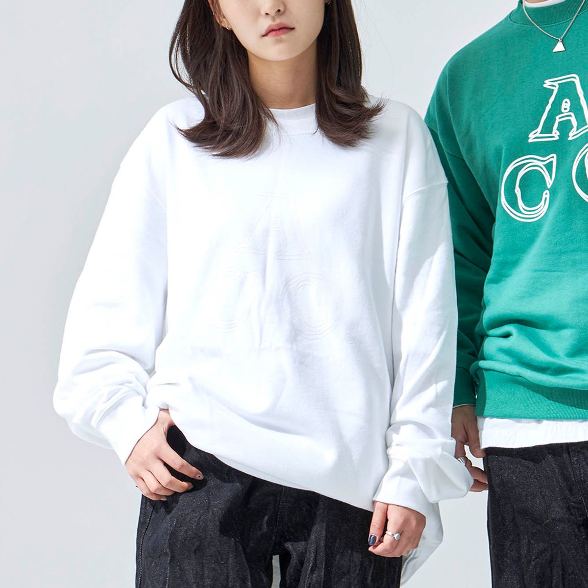 어퍼스트로피 콤마(APOSTROPHE COMMA) ACO 로고 스웨트셔츠 (화이트/화이트)