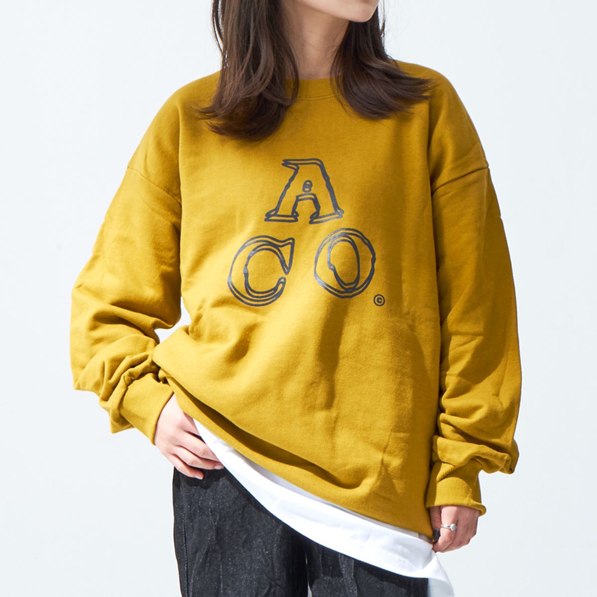 어퍼스트로피 콤마(APOSTROPHE COMMA) ACO 로고 스웨트셔츠 (올리브/챠콜)
