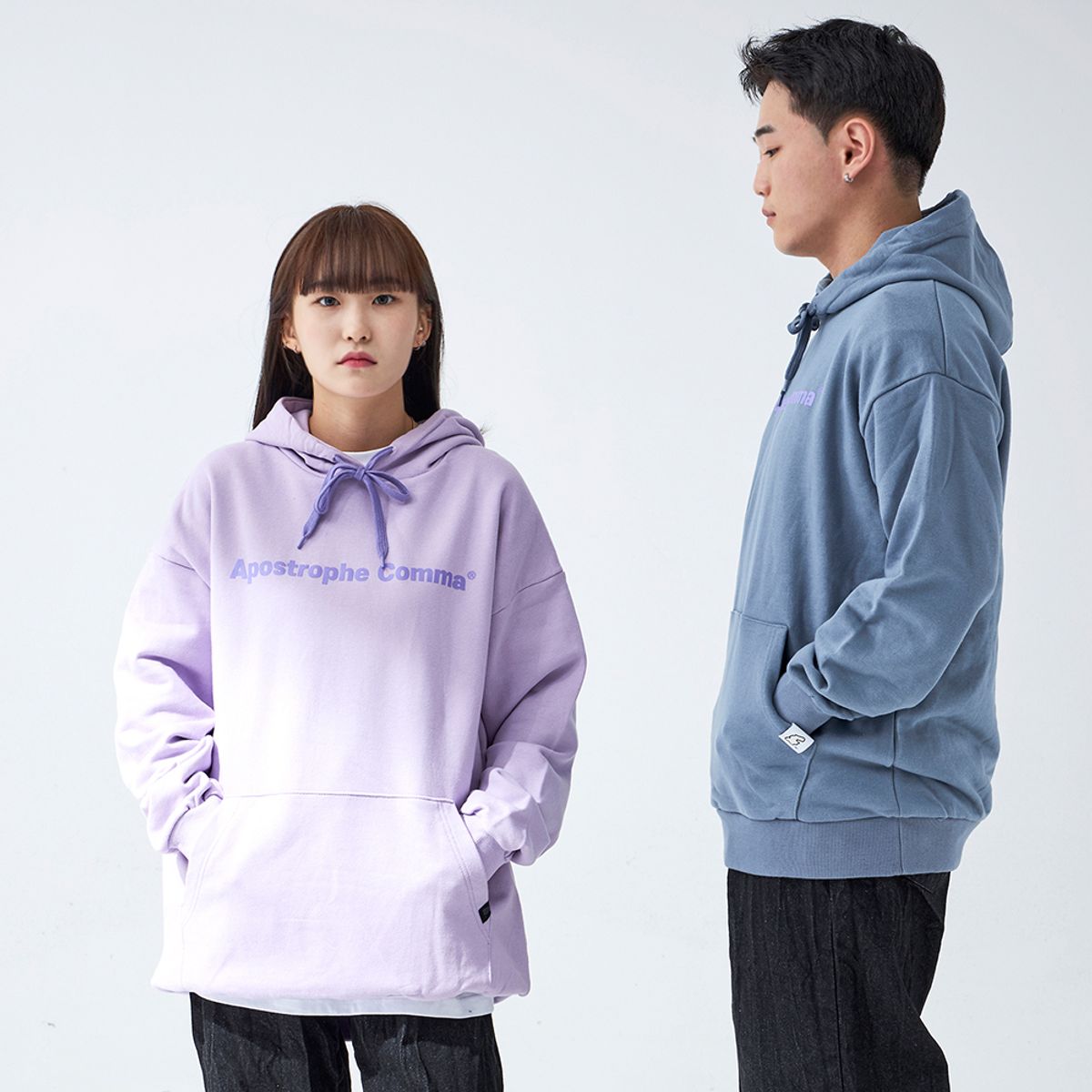 어퍼스트로피 콤마(APOSTROPHE COMMA) 베이직 풀 네임 로고 후디 (라이트퍼플/퍼플)