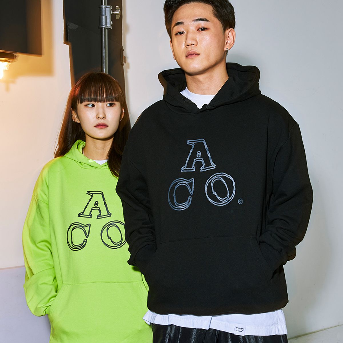 어퍼스트로피 콤마(APOSTROPHE COMMA) ACO 로고 후디 (블랙/블랙)
