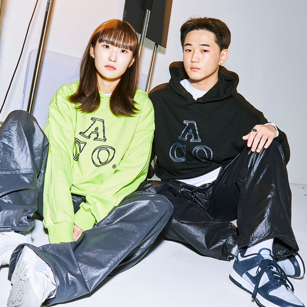 어퍼스트로피 콤마(APOSTROPHE COMMA) ACO 로고 후디 (블랙/블랙)