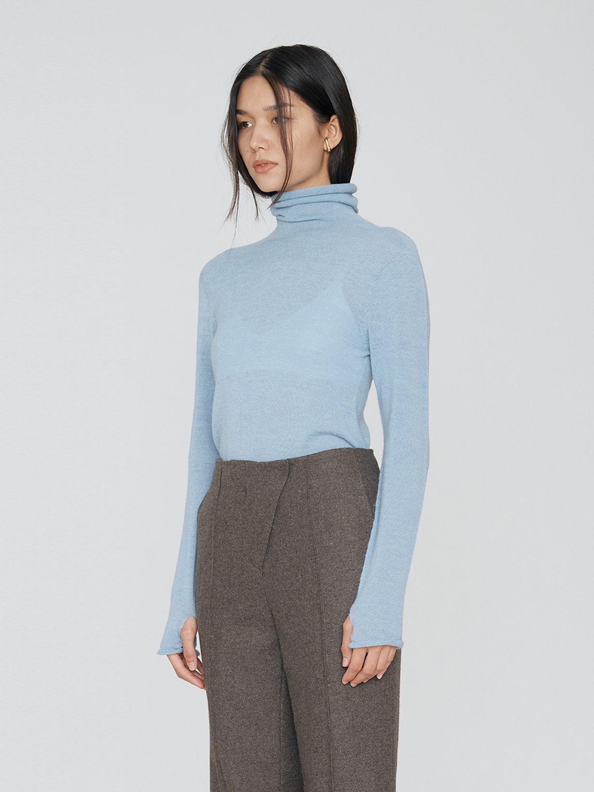렘플레이스먼트(REMPLACEMENT) FINGER HOLE TURTLE NECK - SKY BLUE