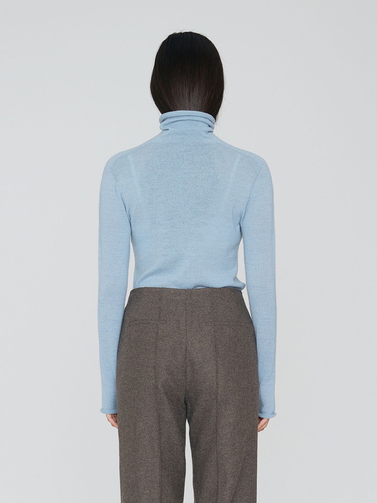 렘플레이스먼트(REMPLACEMENT) FINGER HOLE TURTLE NECK - SKY BLUE