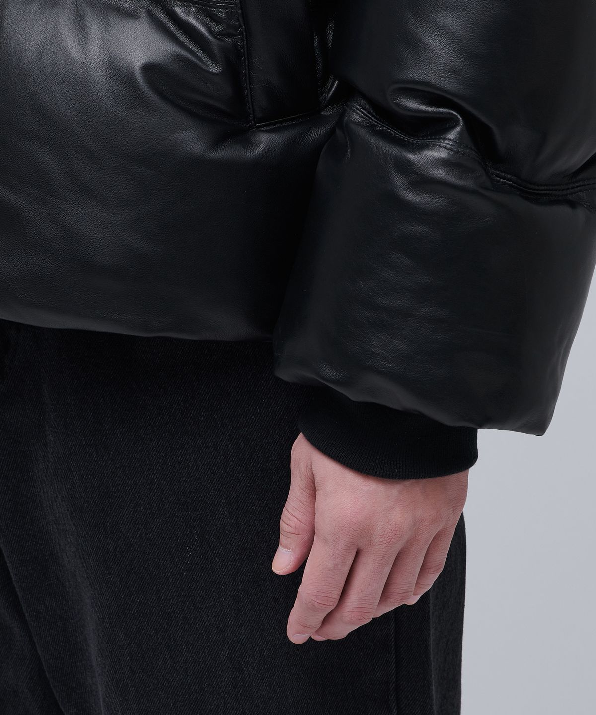무신사 스탠다드(MUSINSA STANDARD) 램스킨 다운 푸퍼 숏 패딩 재킷 [블랙]