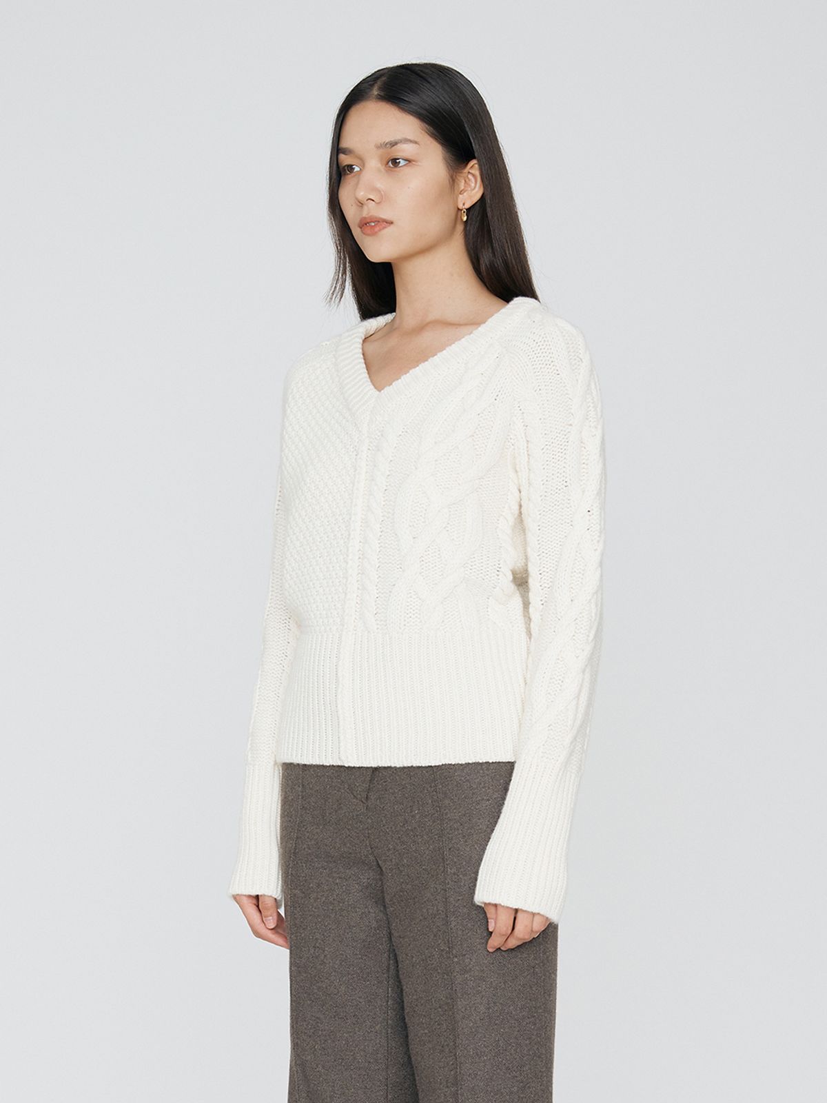 렘플레이스먼트(REMPLACEMENT) HALF & HALF CABLE V-NECK KNIT -IVORY