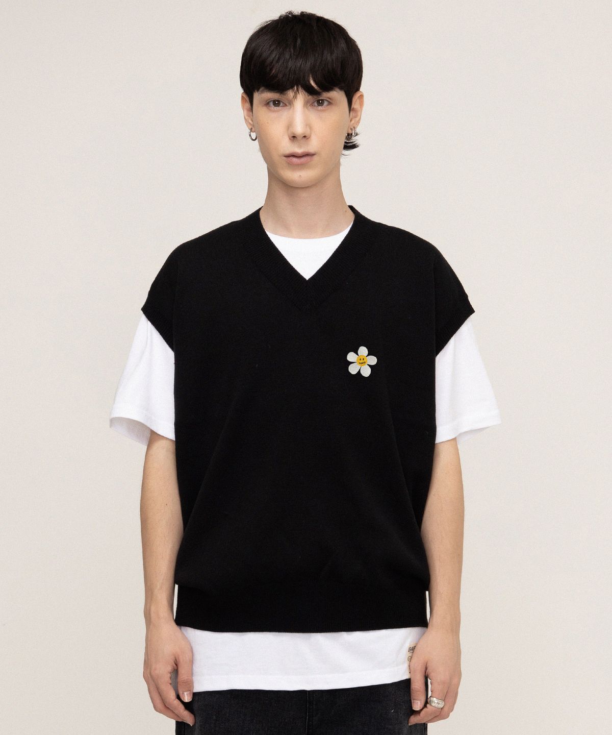 그레이버(GRAVER) [UNISEX]플라워도트 자수 니트 베스트_블랙