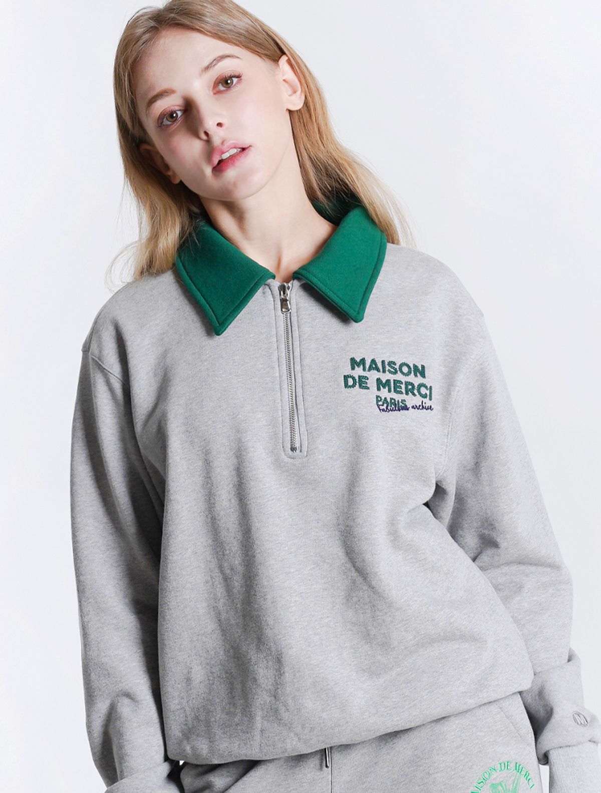 라 메종 스튜디오(LA MAISON STUDIO) UNISEX 레귤러핏 MAISON체인자수 반집업 멜란그레이(FCB3TS322M)