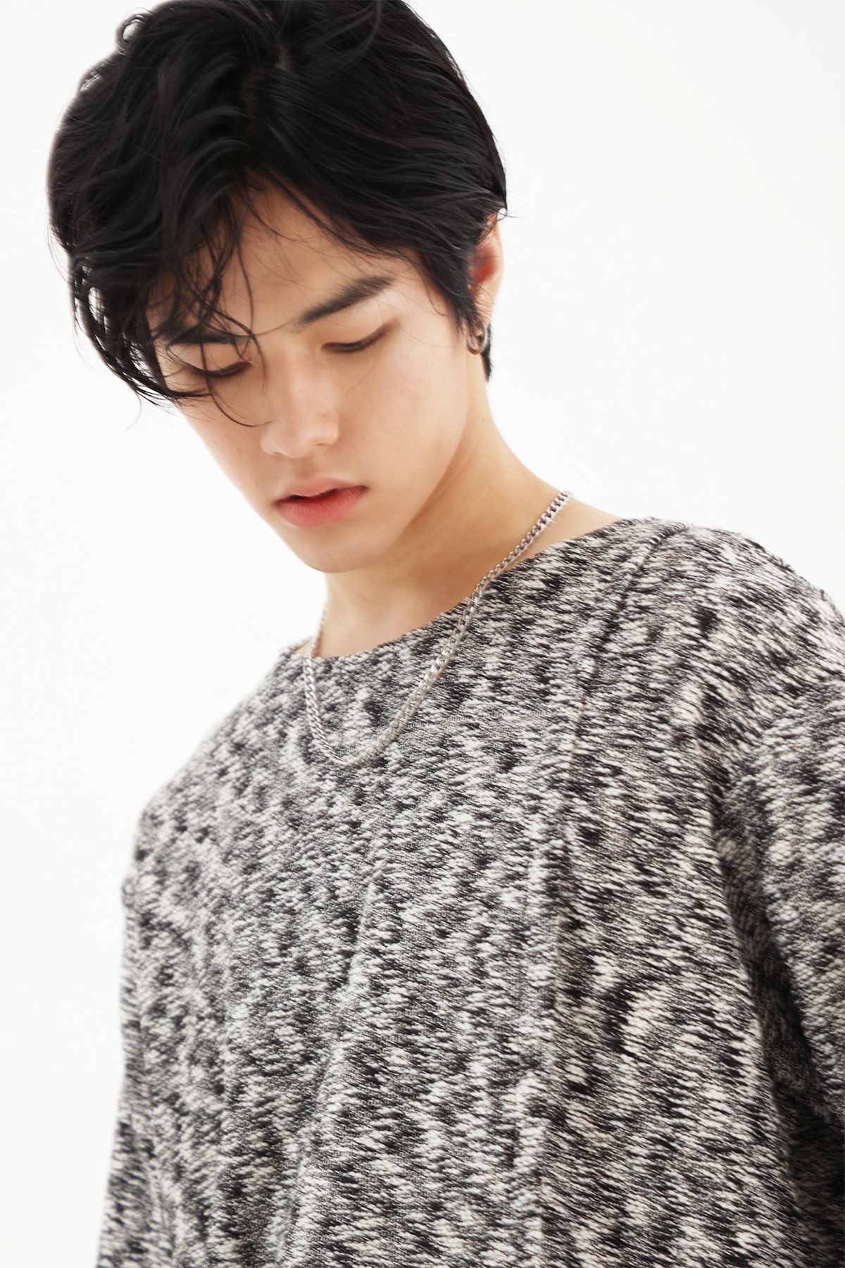 디메이든(DEMADEN) 언발란스 롱슬리브 니트 블랙