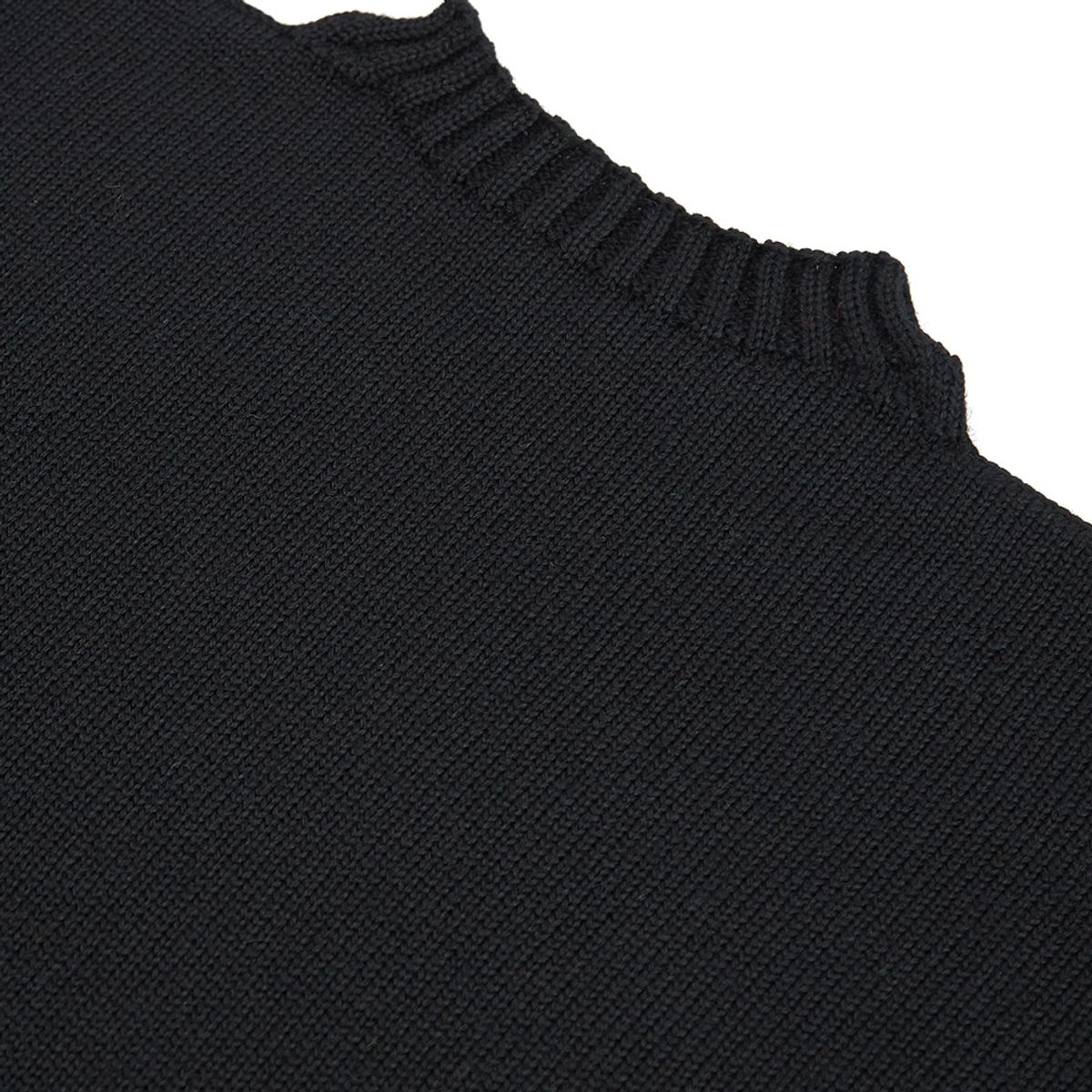 건지 울른스(Guernsey Woollens) 피셔맨 홀가먼트 스웨터 - 블랙