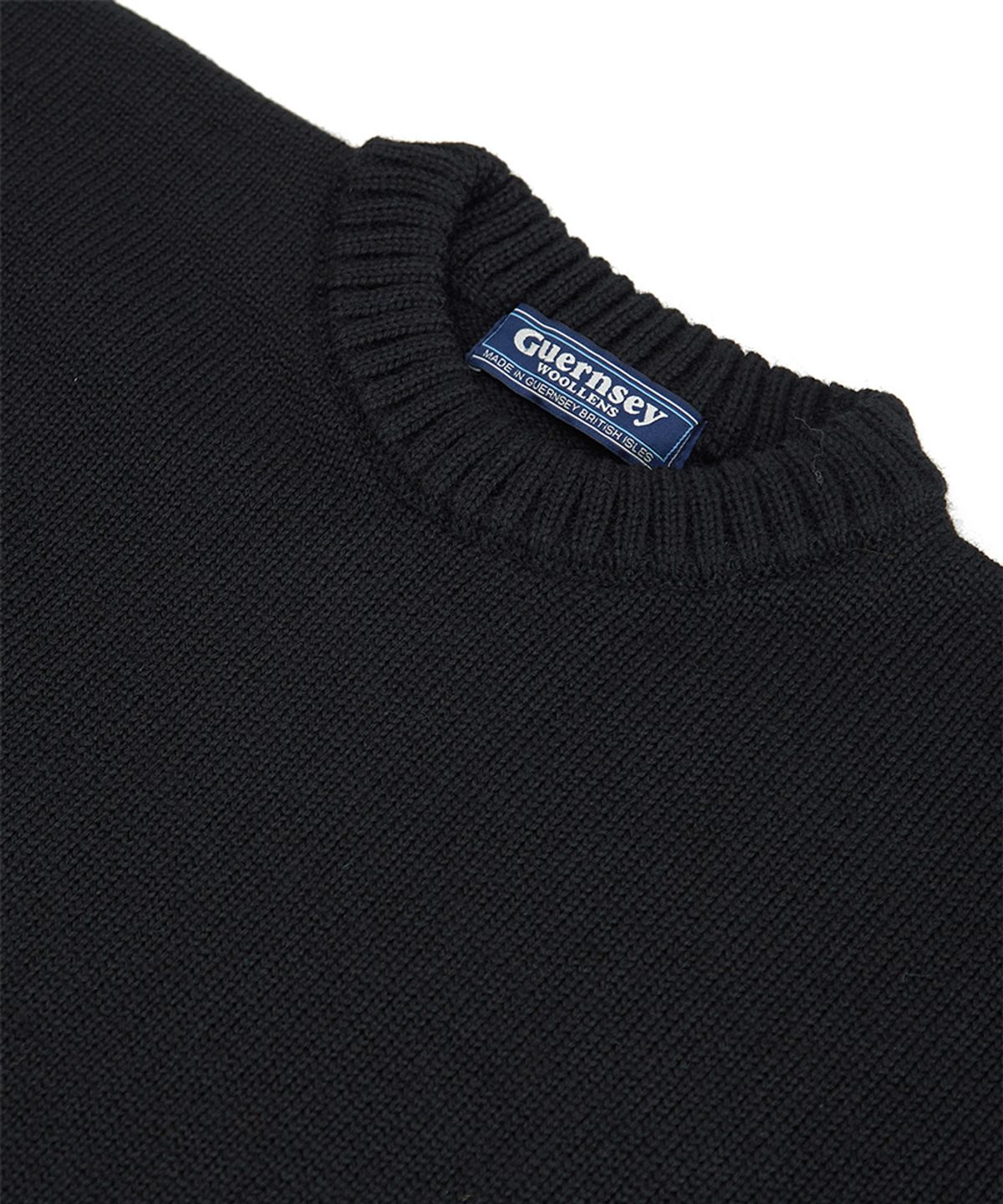 건지 울른스(Guernsey Woollens) 크루넥 홀가먼트 스웨터 - 블랙