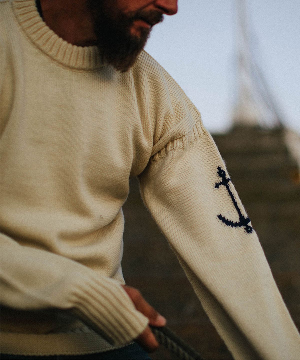 건지 울른스(Guernsey Woollens) 크루넥 홀가먼트 스웨터 - 아란