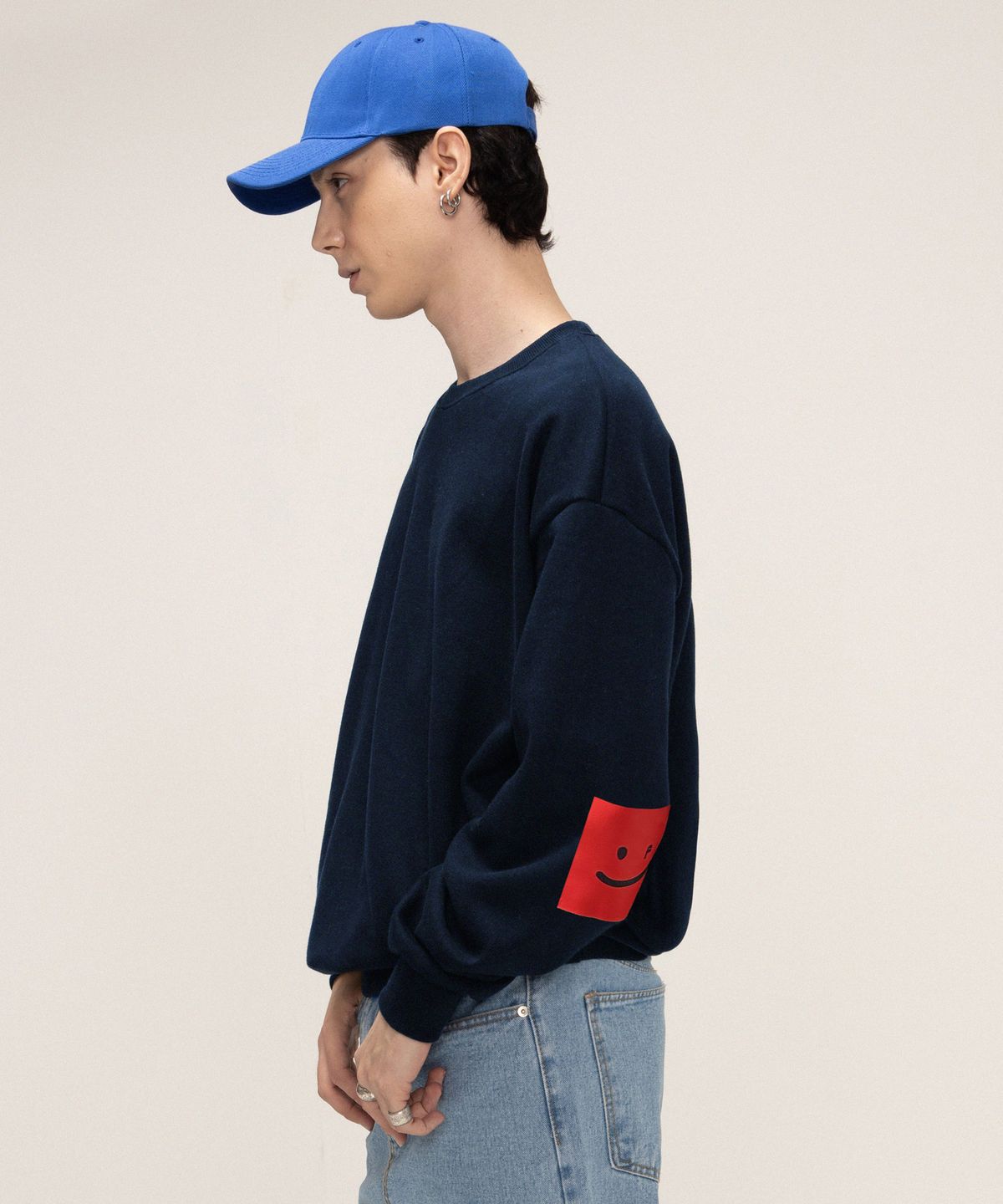 그레이버(GRAVER) [UNISEX]엘보우 스퀘어 스마일 맨투맨_네이비