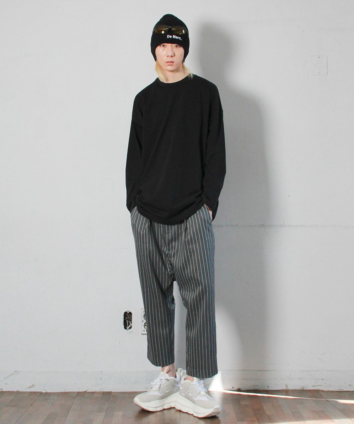 드마크(DEMARC) 와이드 배기핏 원턱 스트라이프 팬츠 그레이