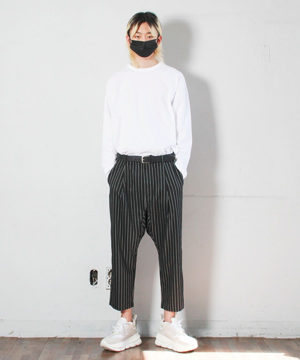 드마크(DEMARC) 와이드 배기핏 원턱 스트라이프 팬츠 블랙