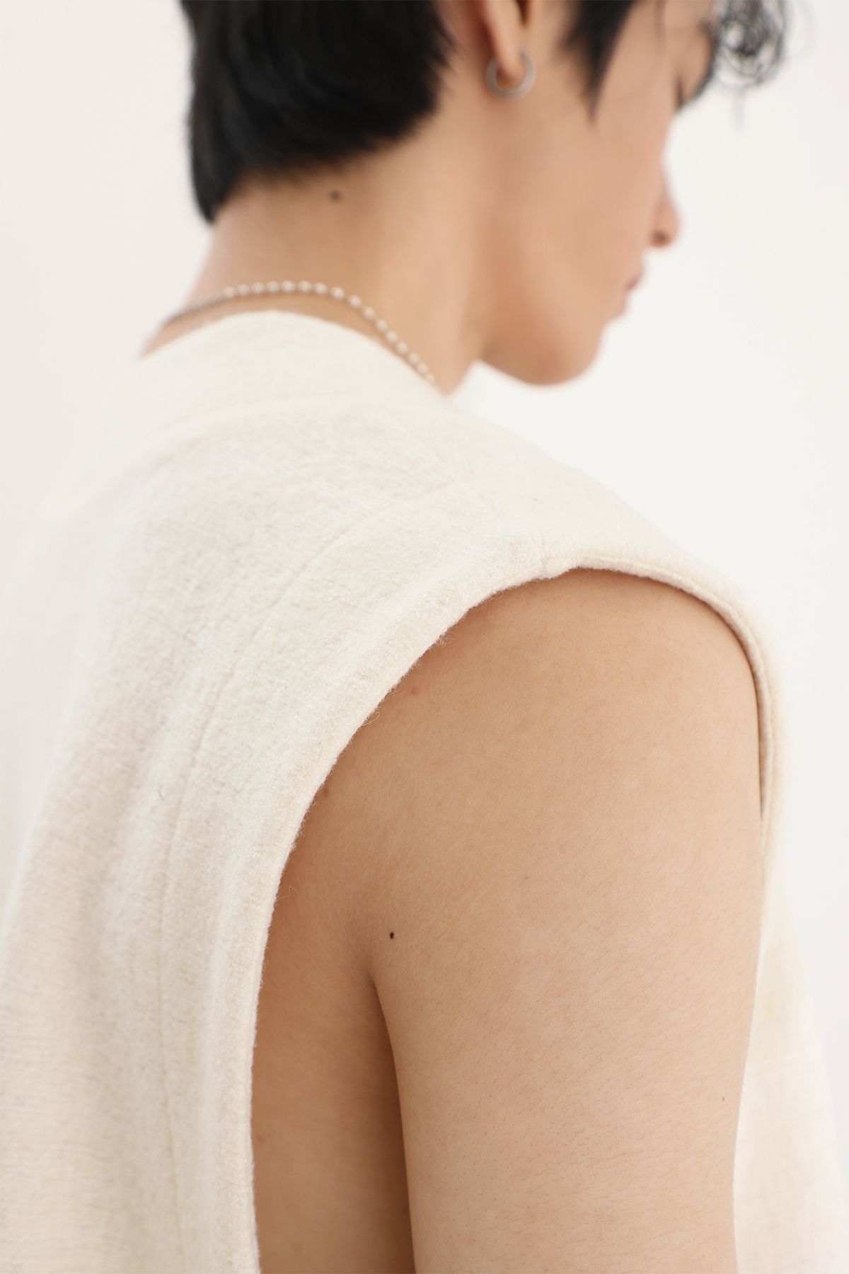디메이든(DEMADEN) UNISEX MAN 펜시 브이넥 트위드 울 베스트 아이보리