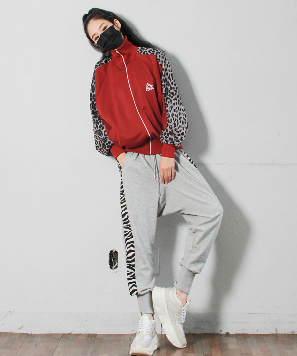 드마크(DEMARC) 지브라 리얼배기 조거팬츠 그레이