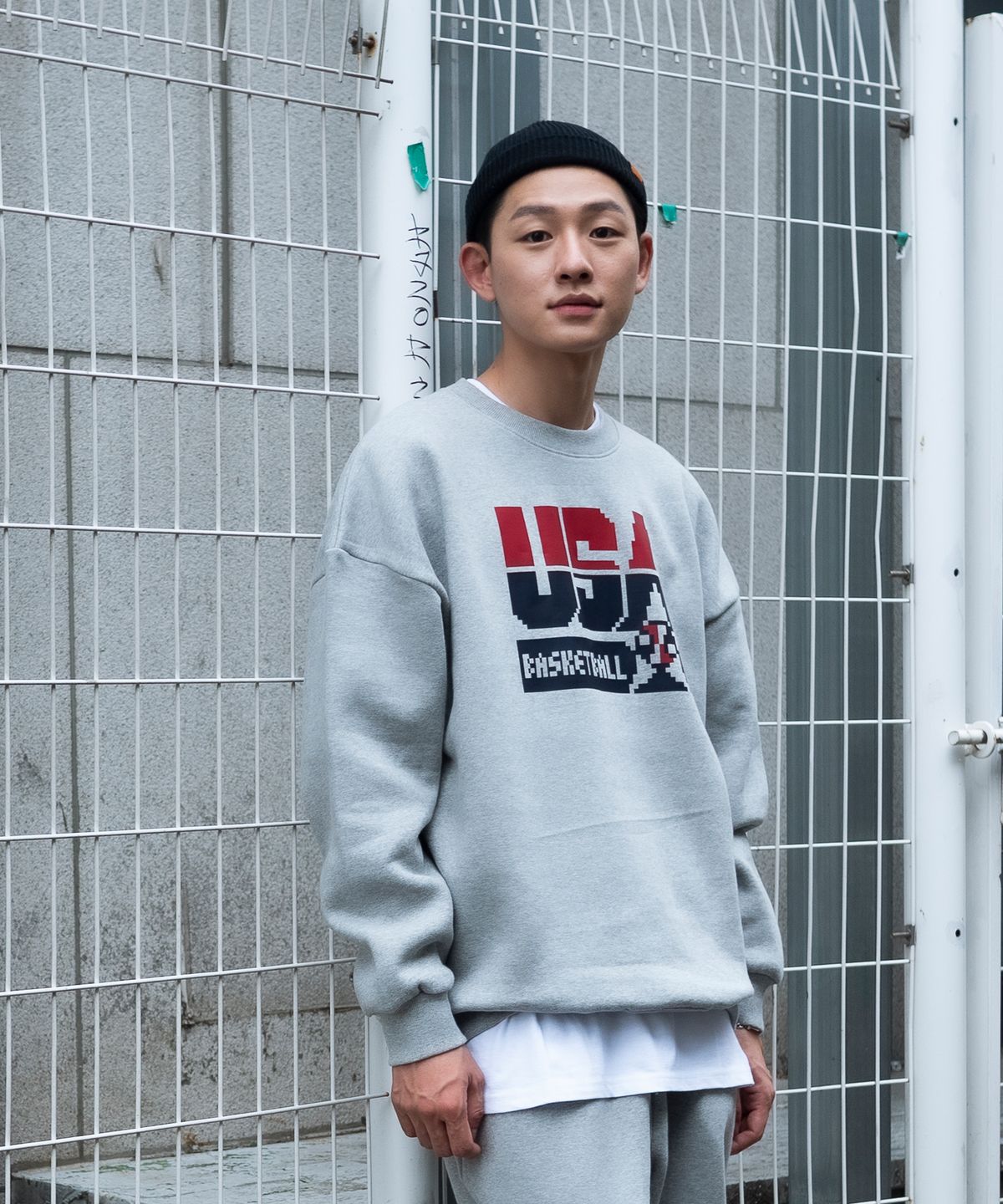스터프(STUFF) 스터프x주재범 픽셀 디티 로고 맨투맨 그레이