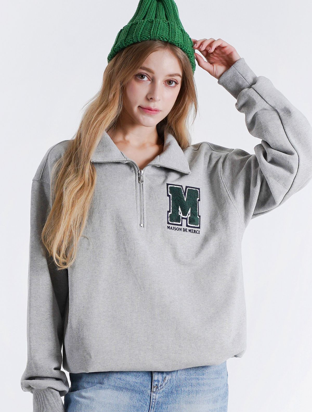 라 메종 스튜디오(LA MAISON STUDIO) UNISEX 루즈핏 로고자수 반집업 멜란그레이(FCB3TS324M)