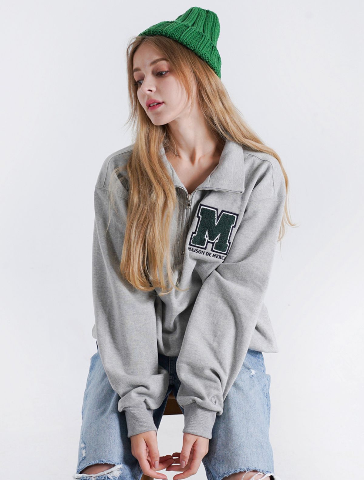 라 메종 스튜디오(LA MAISON STUDIO) UNISEX 루즈핏 로고자수 반집업 멜란그레이(FCB3TS324M)