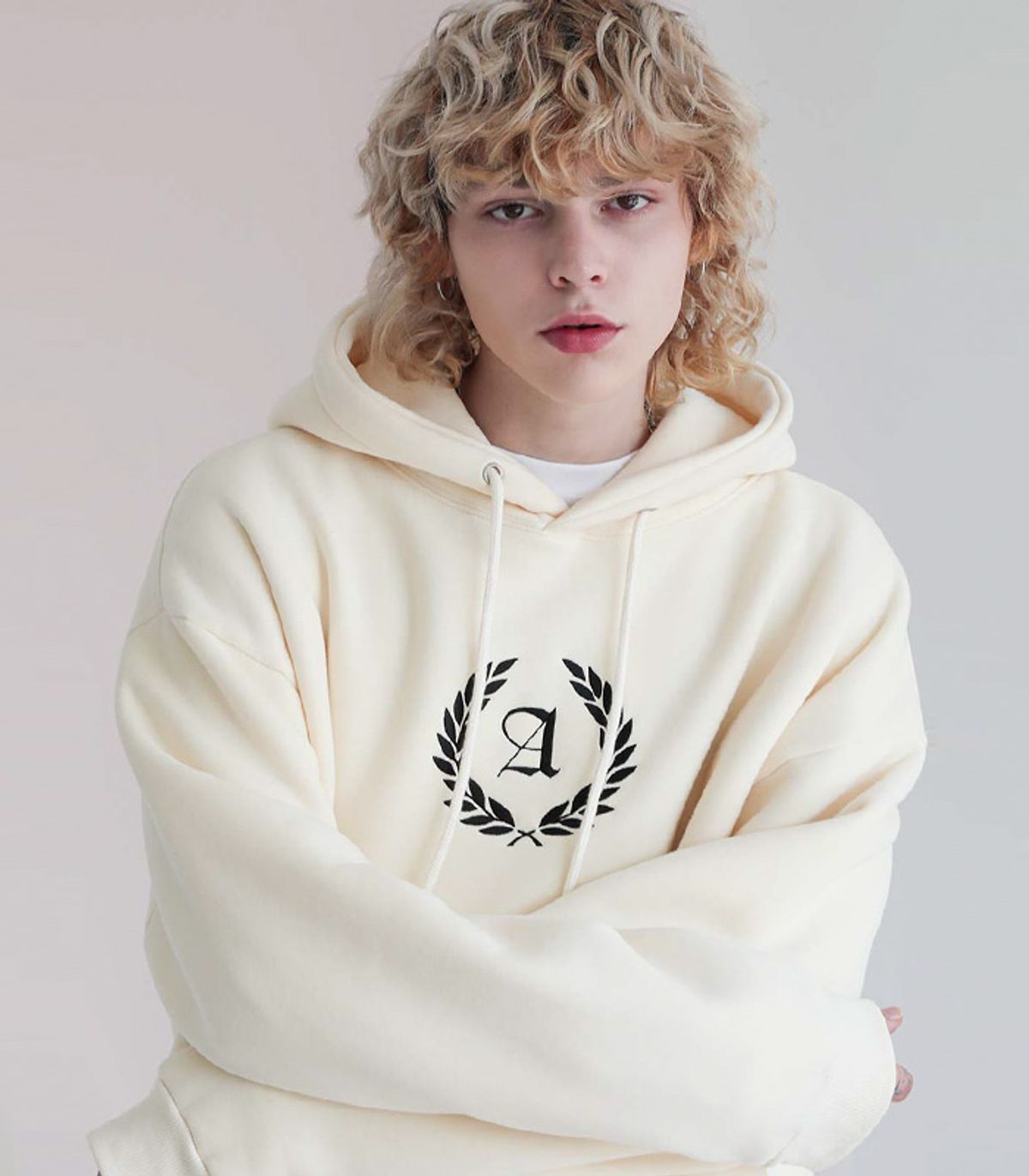 어반드레스(AVANDRESS) IRON LAUREL OVERSIZED HOODIE BLACK