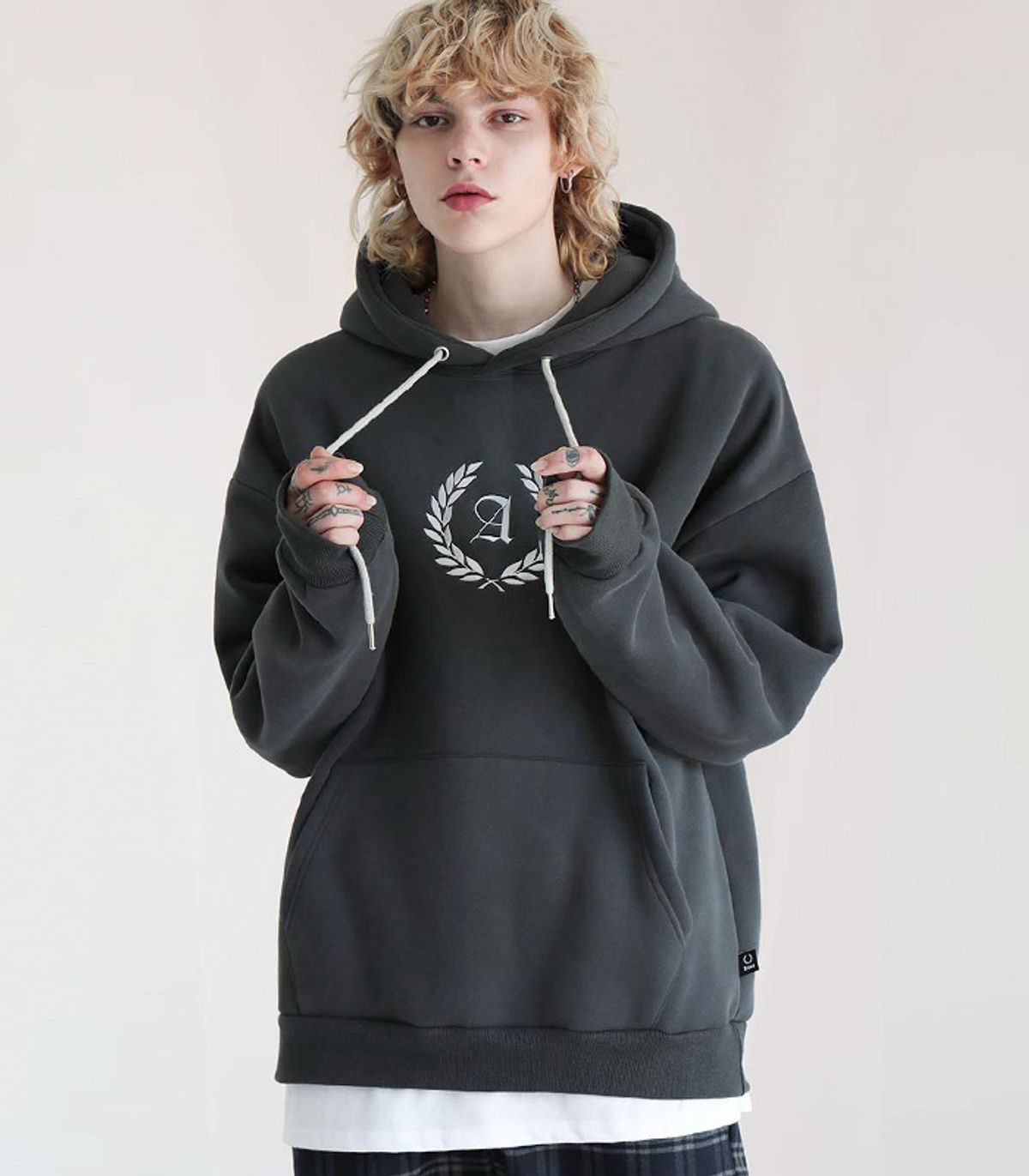 어반드레스(AVANDRESS) IRON LAUREL OVERSIZED HOODIE BLACK