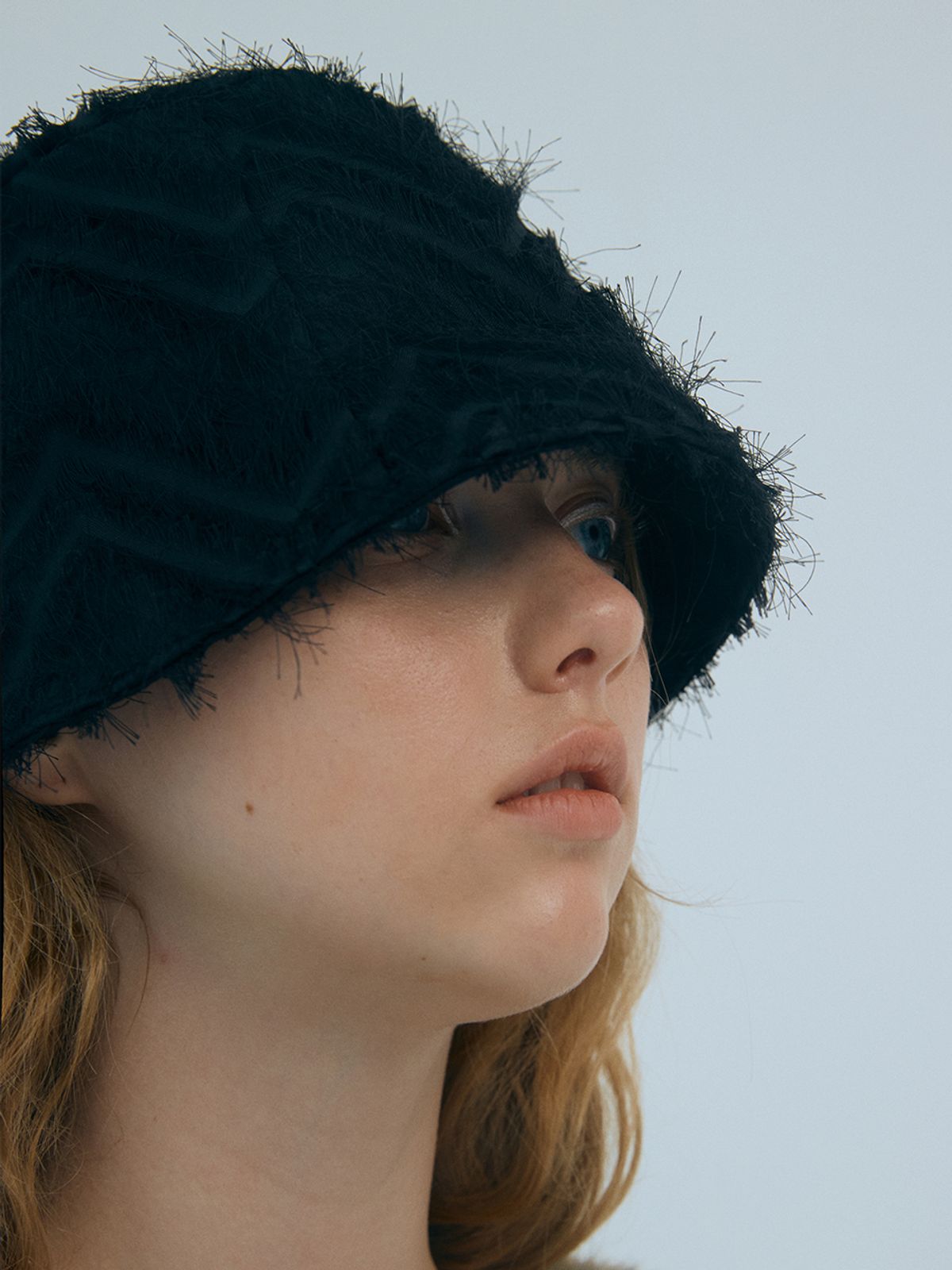 포에지담(POESIEDAME) [Let there be light] Fringe bucket hat in black