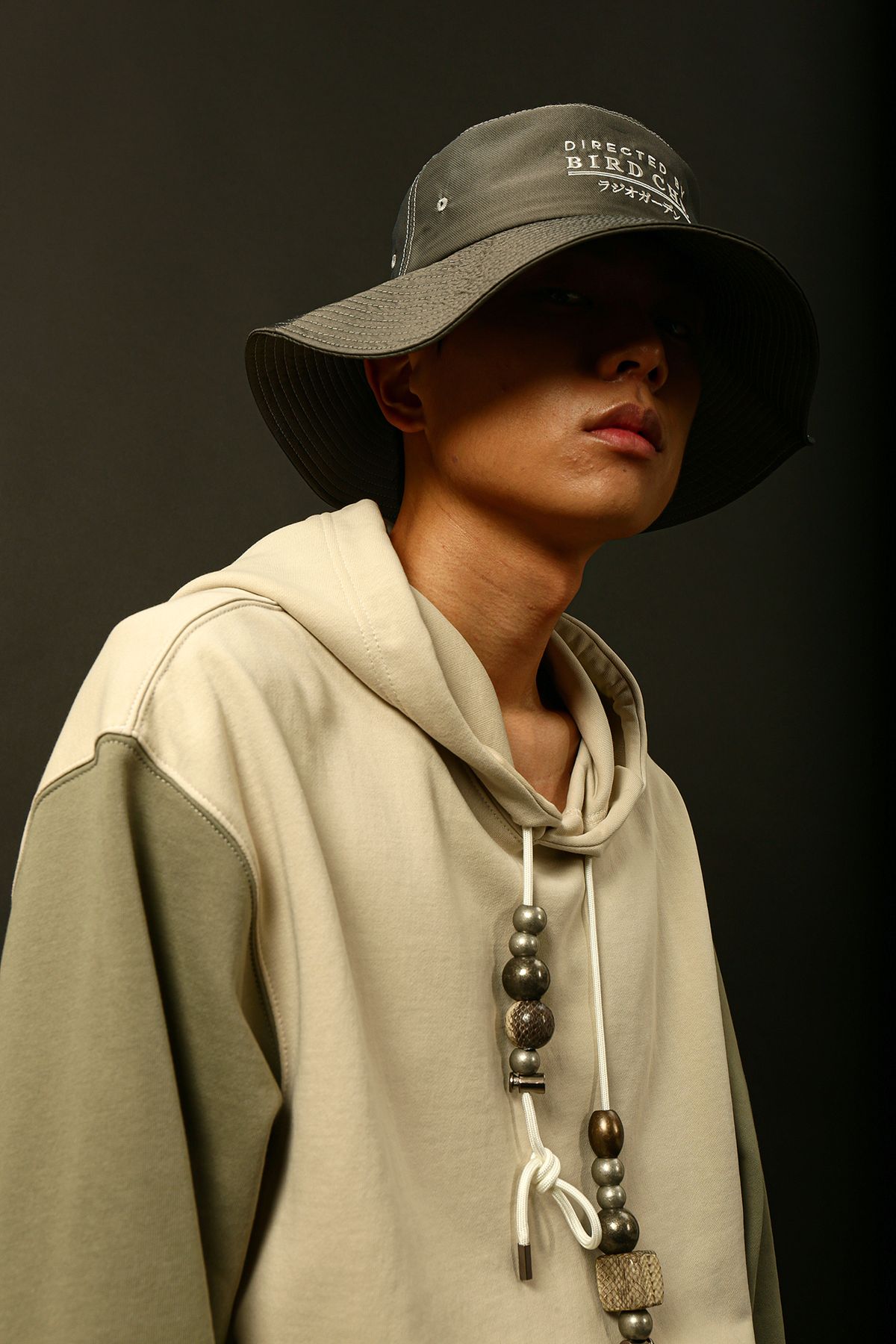 버드 체(BIRD CHE) IVORY COTTON MATCH BEADS HOODIE