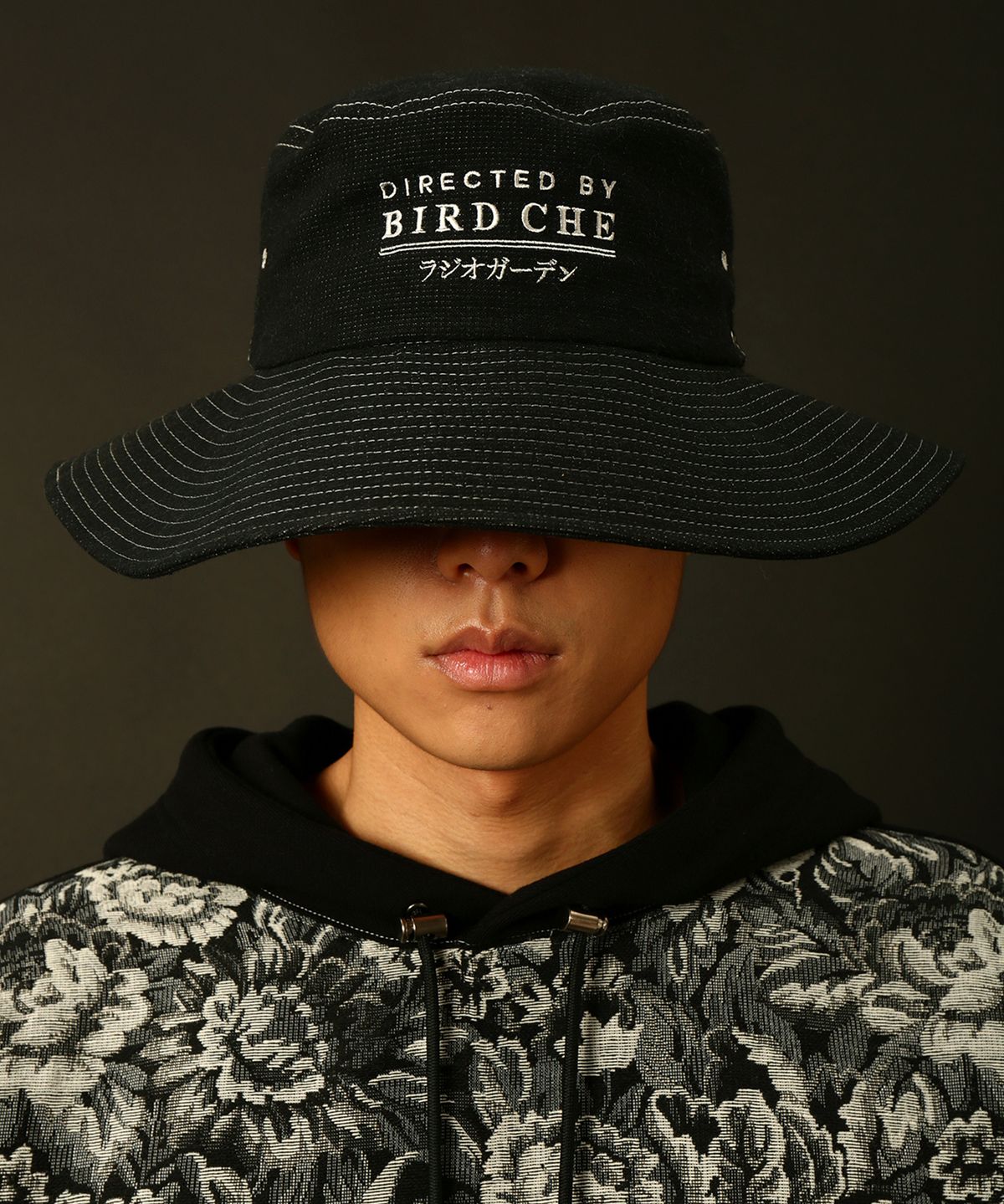 버드 체(BIRD CHE) BLACK COTTON EMBROIDERED BUCKET HAT