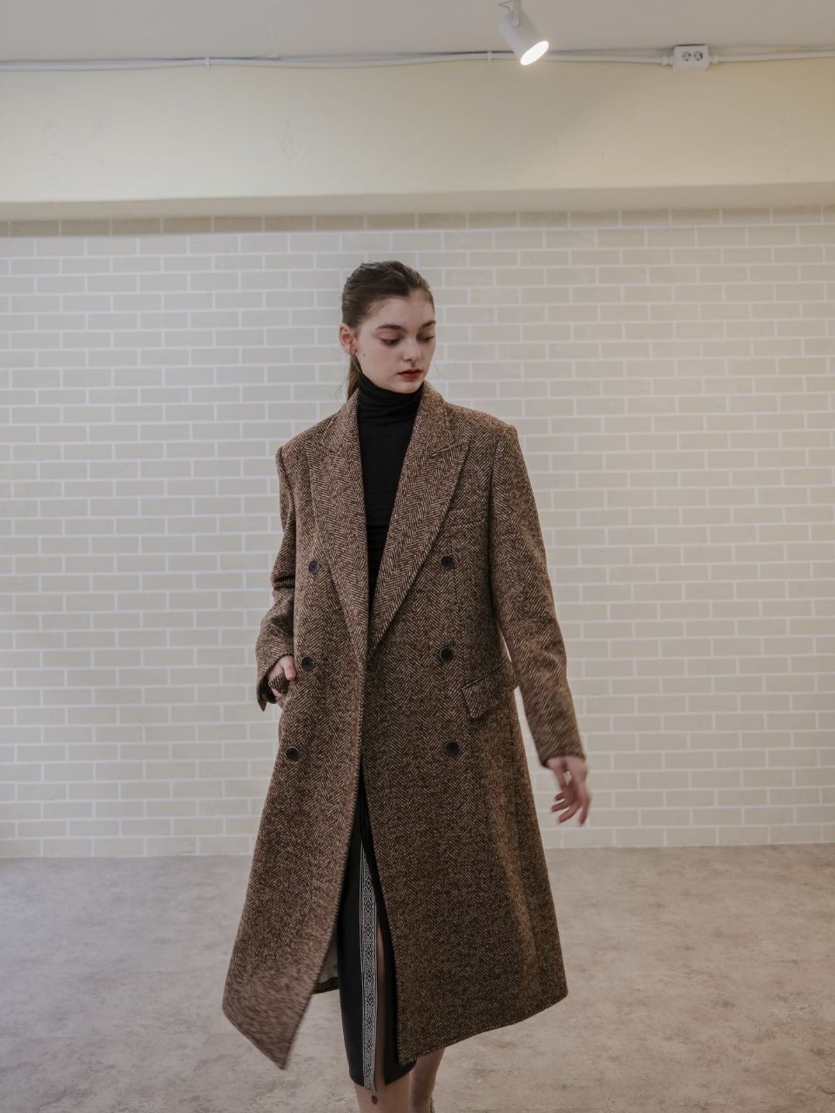 룬케이브(LUNECAVE) 울 헤링본 루즈핏 더블 브레스트 롱 코트_WOOL HERRINGBORN LOOSE-FIT DOUBLE BREAST LONG COAT