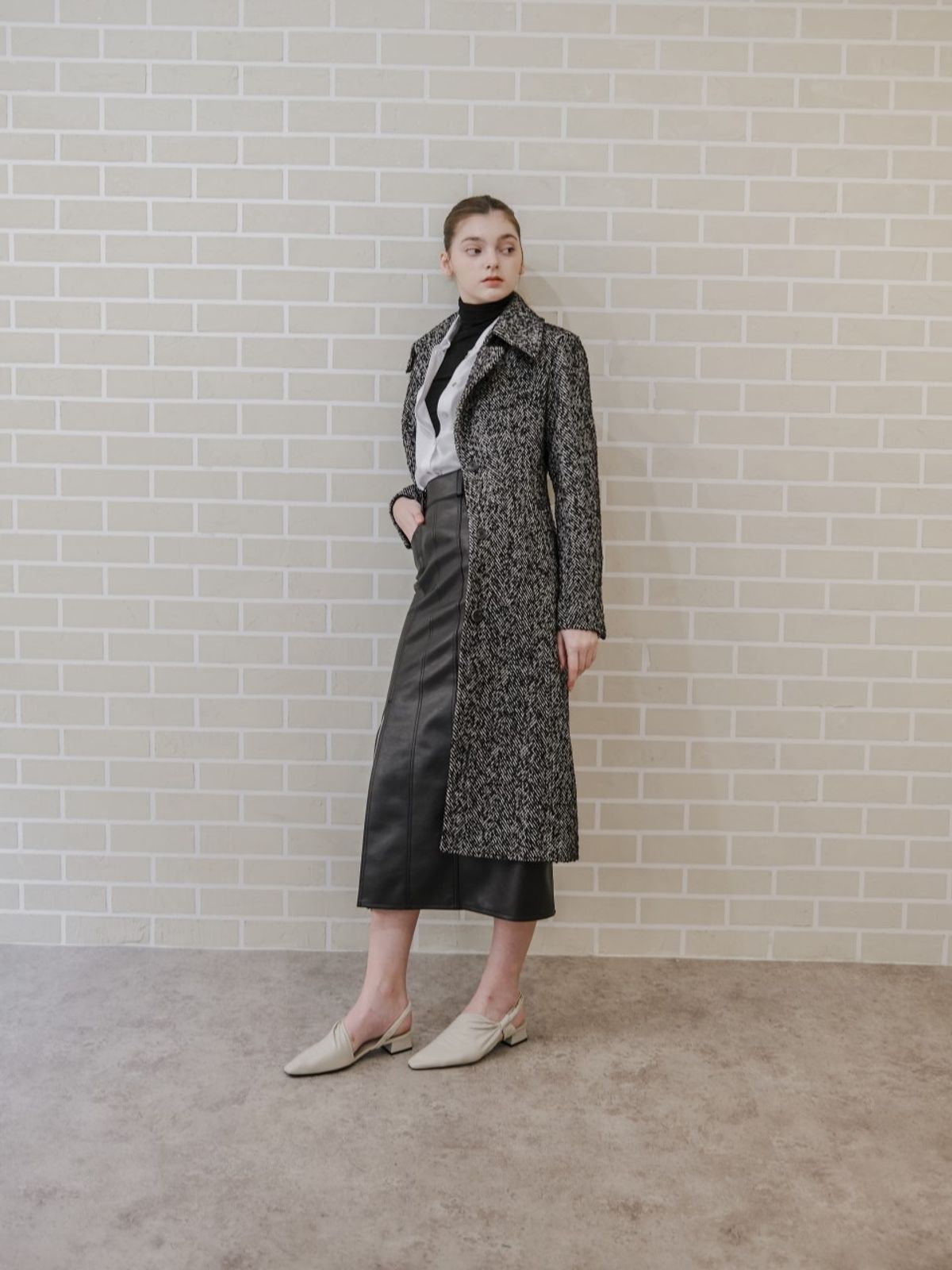 룬케이브(LUNECAVE) 울 헤링본 싱글 브레스트 루즈핏 롱 코트_WOOL HERRING SLIM WAIST SINGLE BREAST LOOSE-FIT LONG COAT