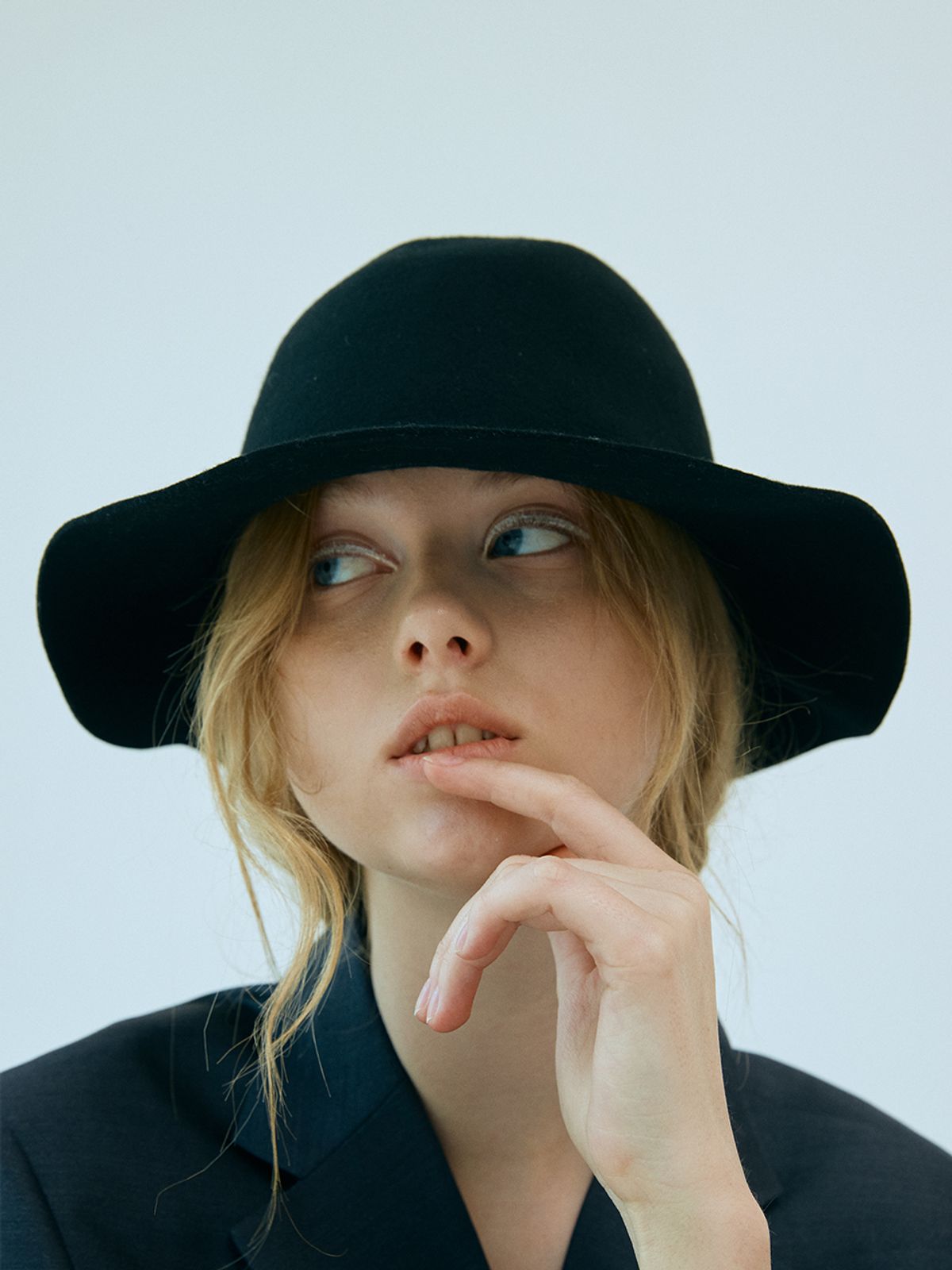 포에지담(POESIEDAME) [Let there be light] Lou floppy hat in black