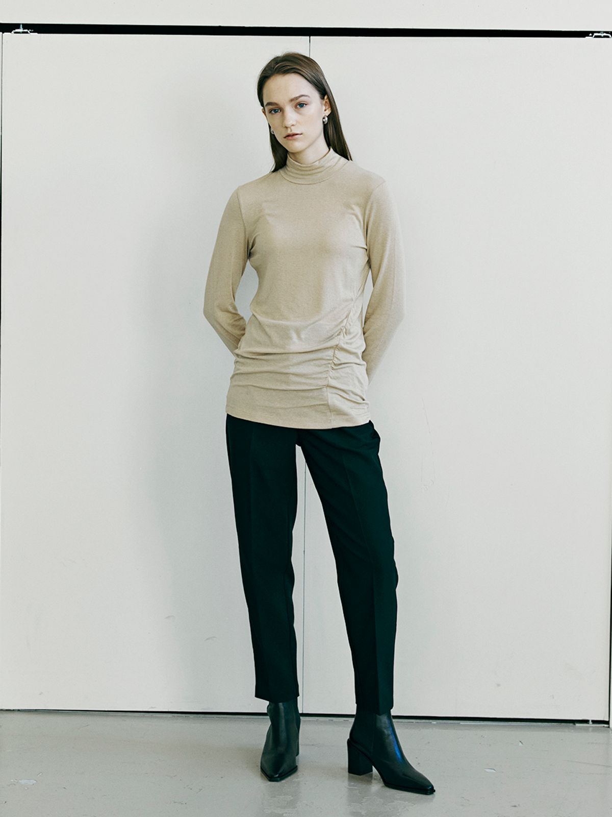 누브(NOUVE) Wool Side Shirring T-Shirt - Beige