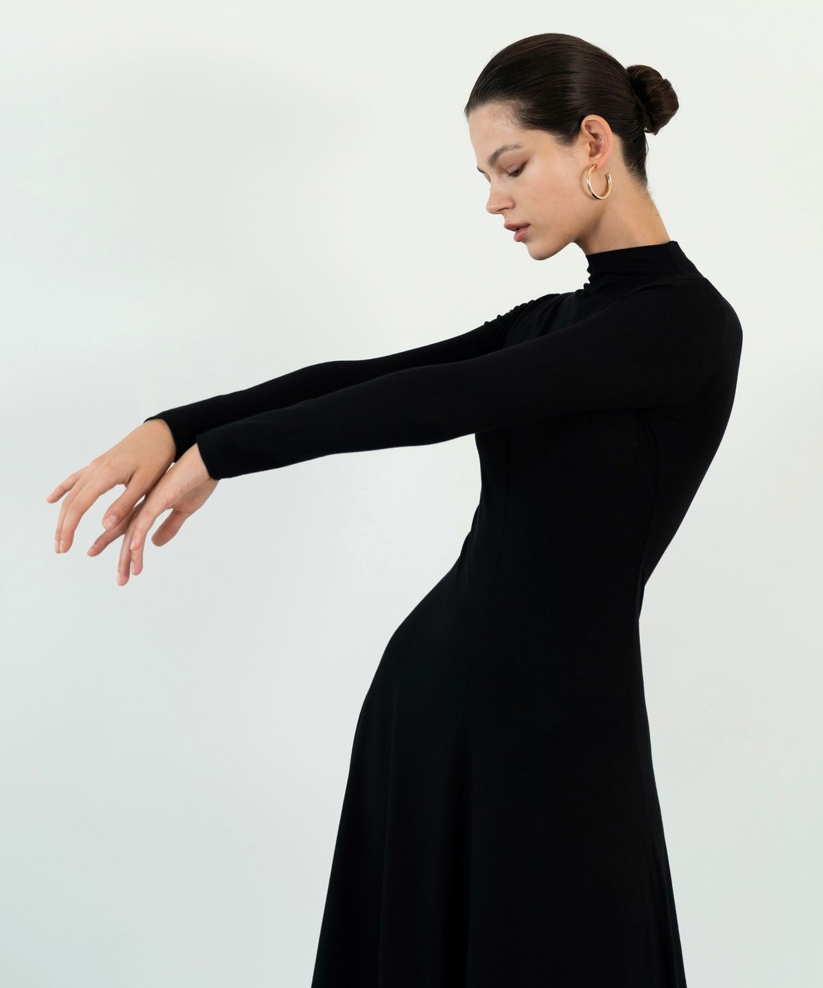 레트흐드레뚜왈(LETTRE DE LE TOILE) Cora High-neck tencel flare dress (black)