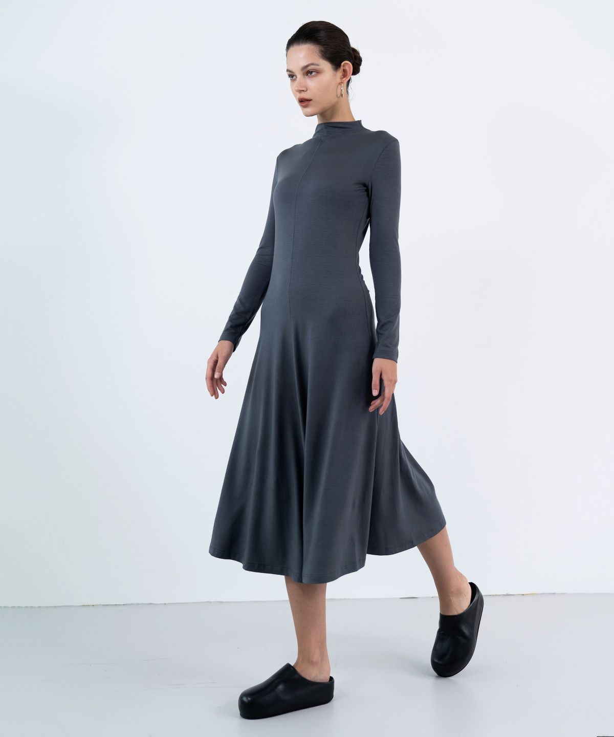 레트흐드레뚜왈(LETTRE DE LE TOILE) Cora High-neck tencel flare dress (black)