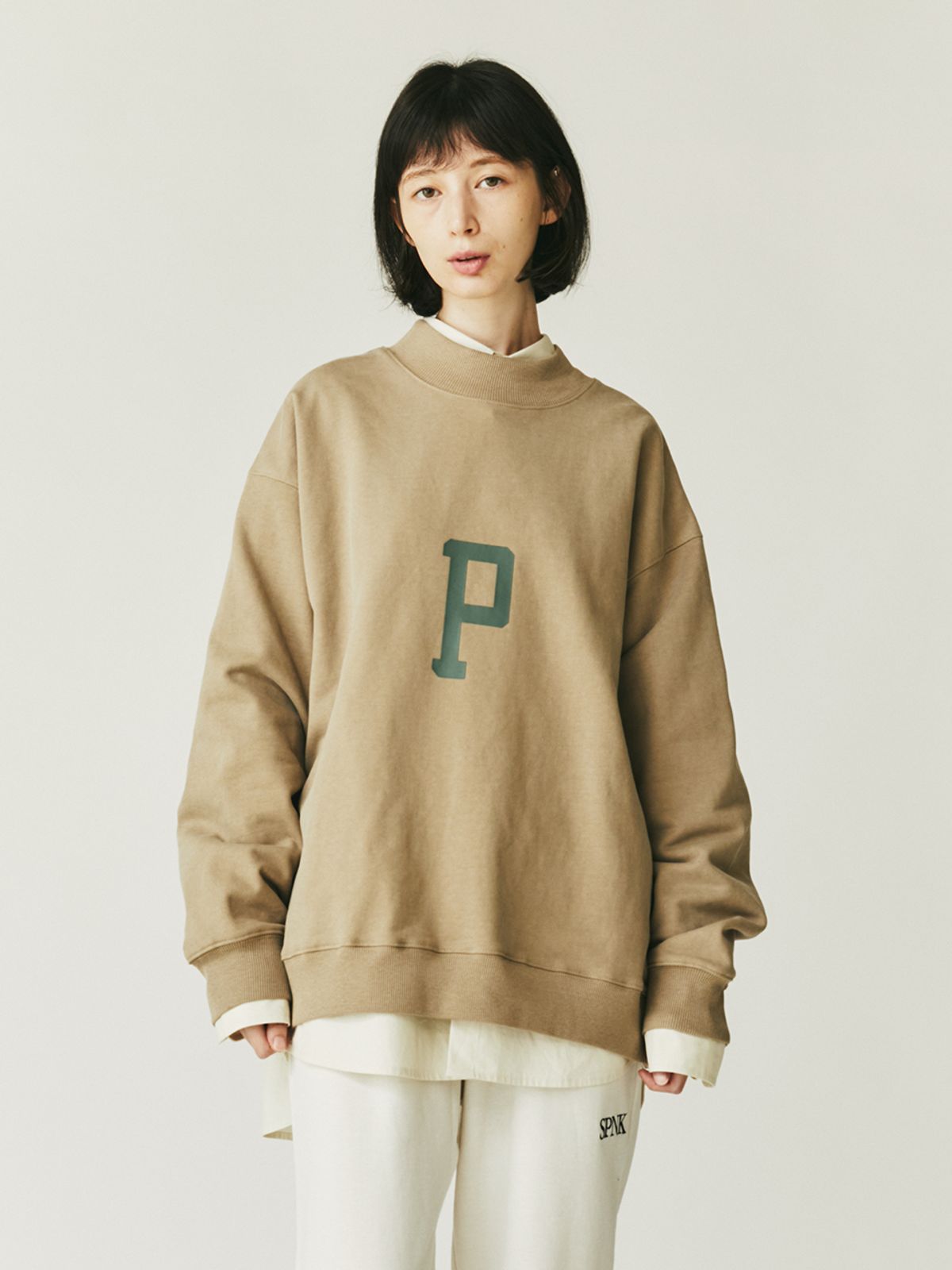 에스피엔케이(SPNK) 모크넥 맨투맨_베이지
