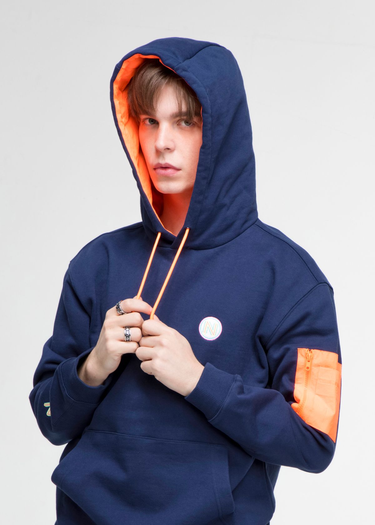 노웨어(NOWHERE) 컬러 포인트 네이비 후드 티셔츠