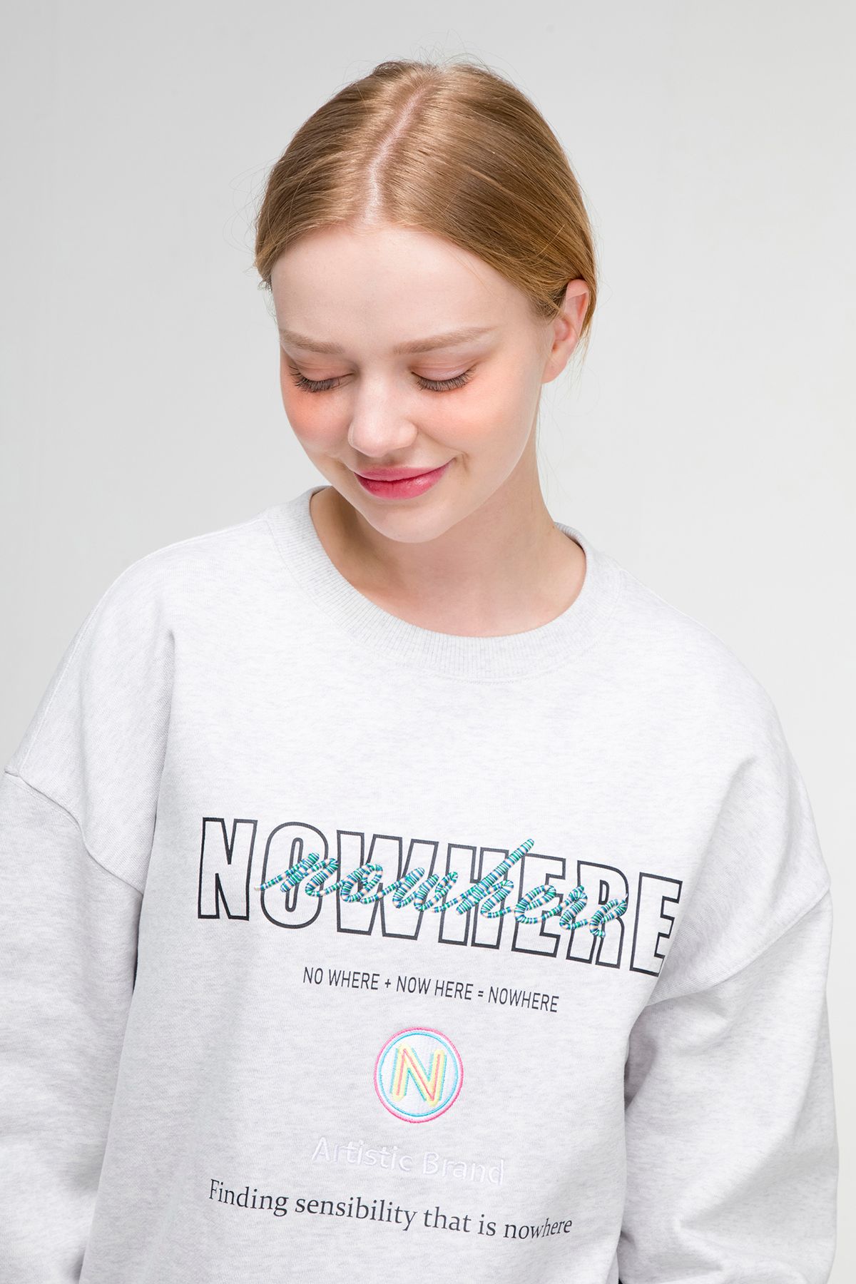 노웨어(NOWHERE) 레터링 자수 프린트 그레이 스웻셔츠