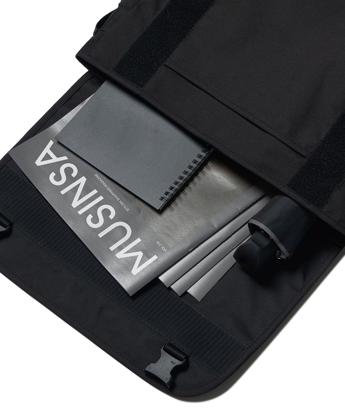 무신사 스탠다드(MUSINSA STANDARD) 코듀라 메신저 백 [블랙]